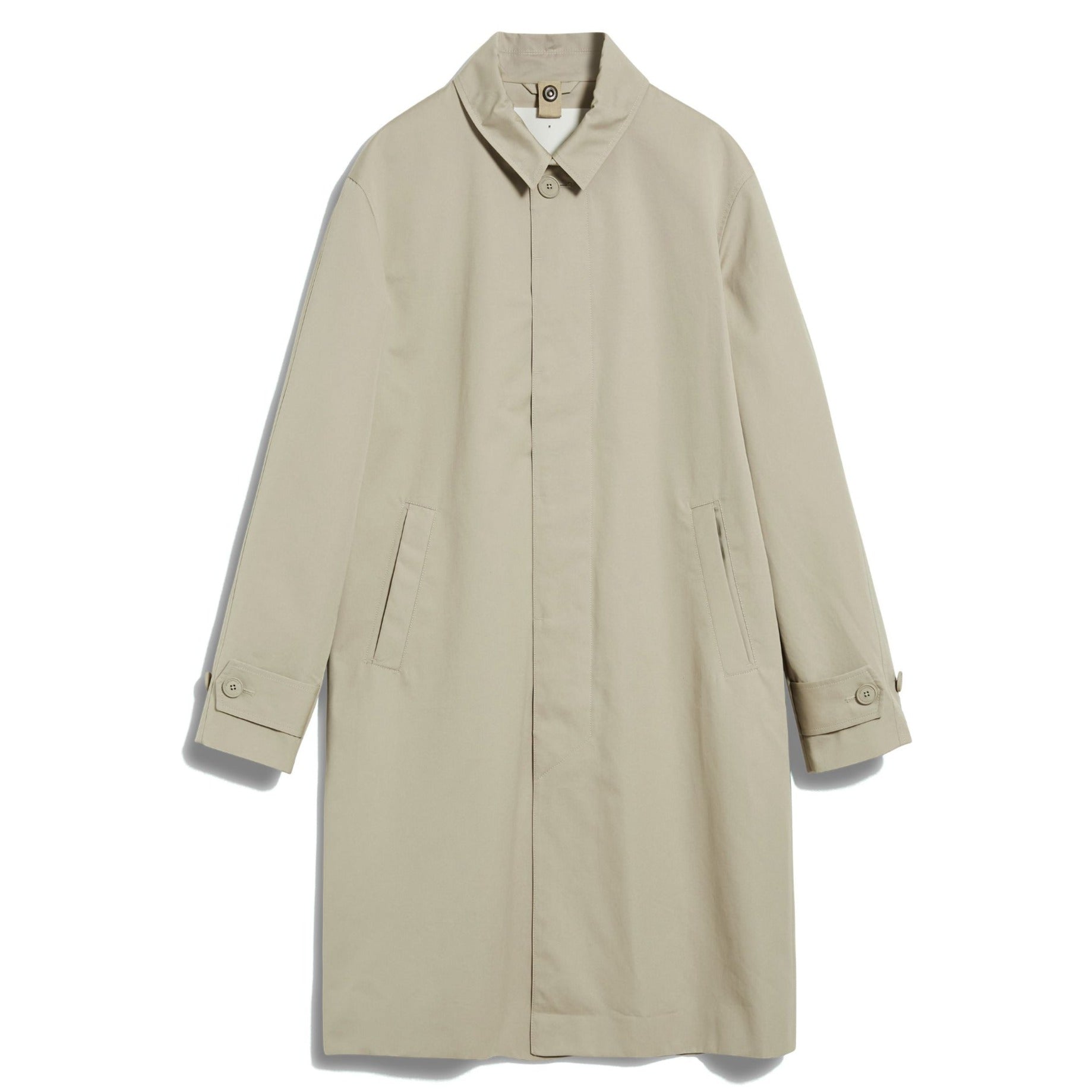 Beiger Trenchcoat mit Knopfleiste, Kragen und zwei Taschen, vor weißem Hintergrund.