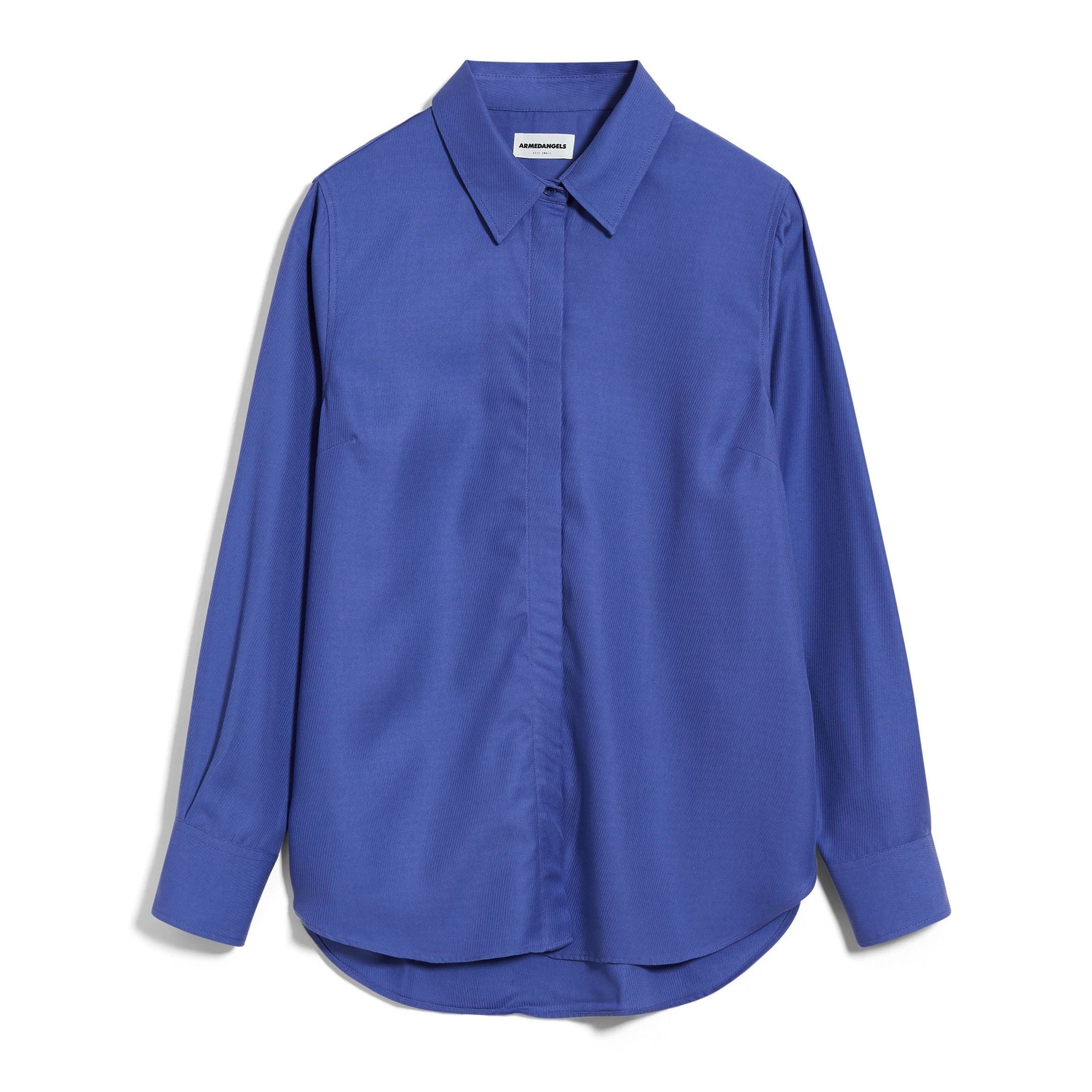 Langärmeliges, geknöpftes Hemd in unifarbenem Blau mit klassischem Kragen und leicht geschwungenem Saum auf weißem Grund.