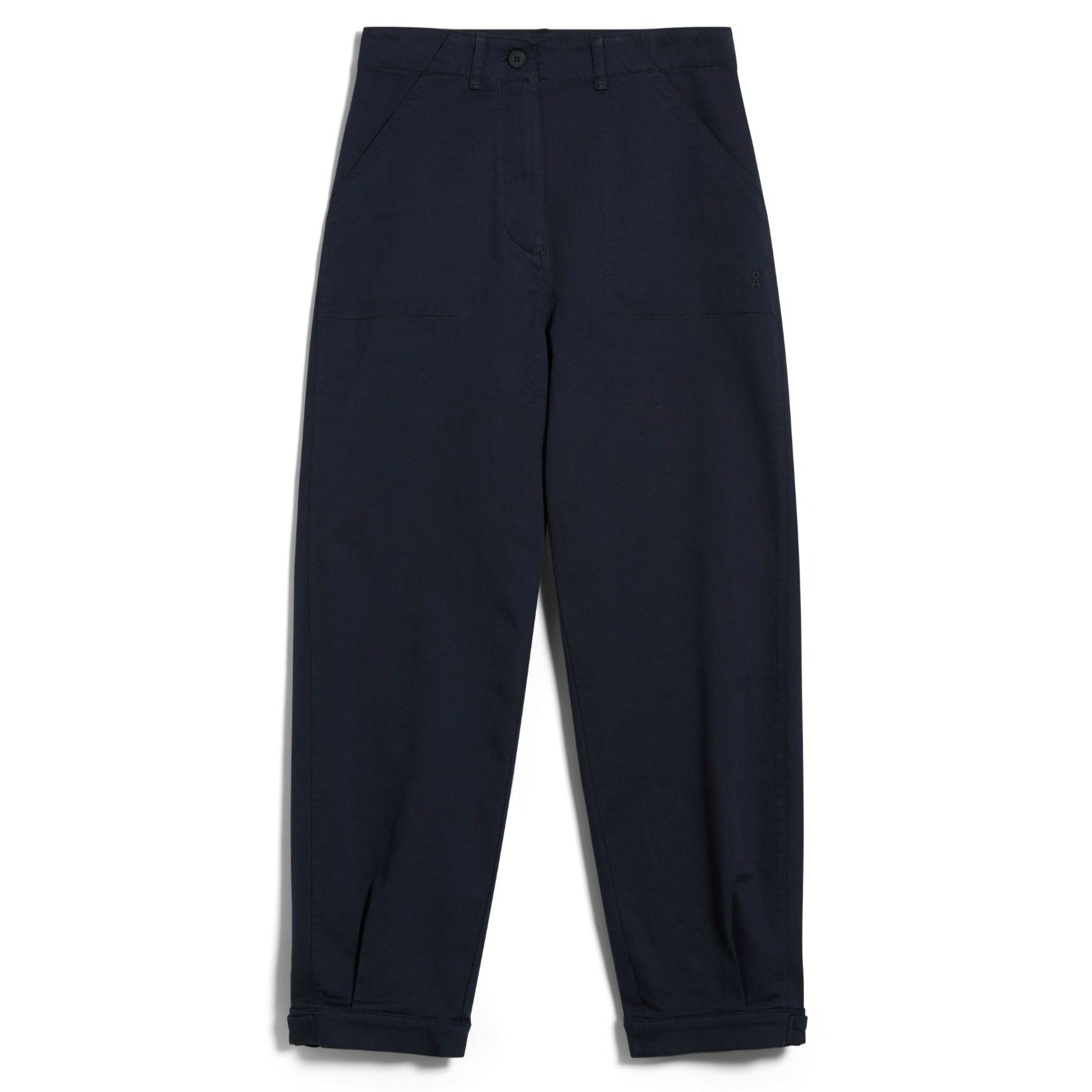 Dunkelblaue Hose mit geradem Schnitt und aufgesetzten Taschen, liegend vor weißem Hintergrund.