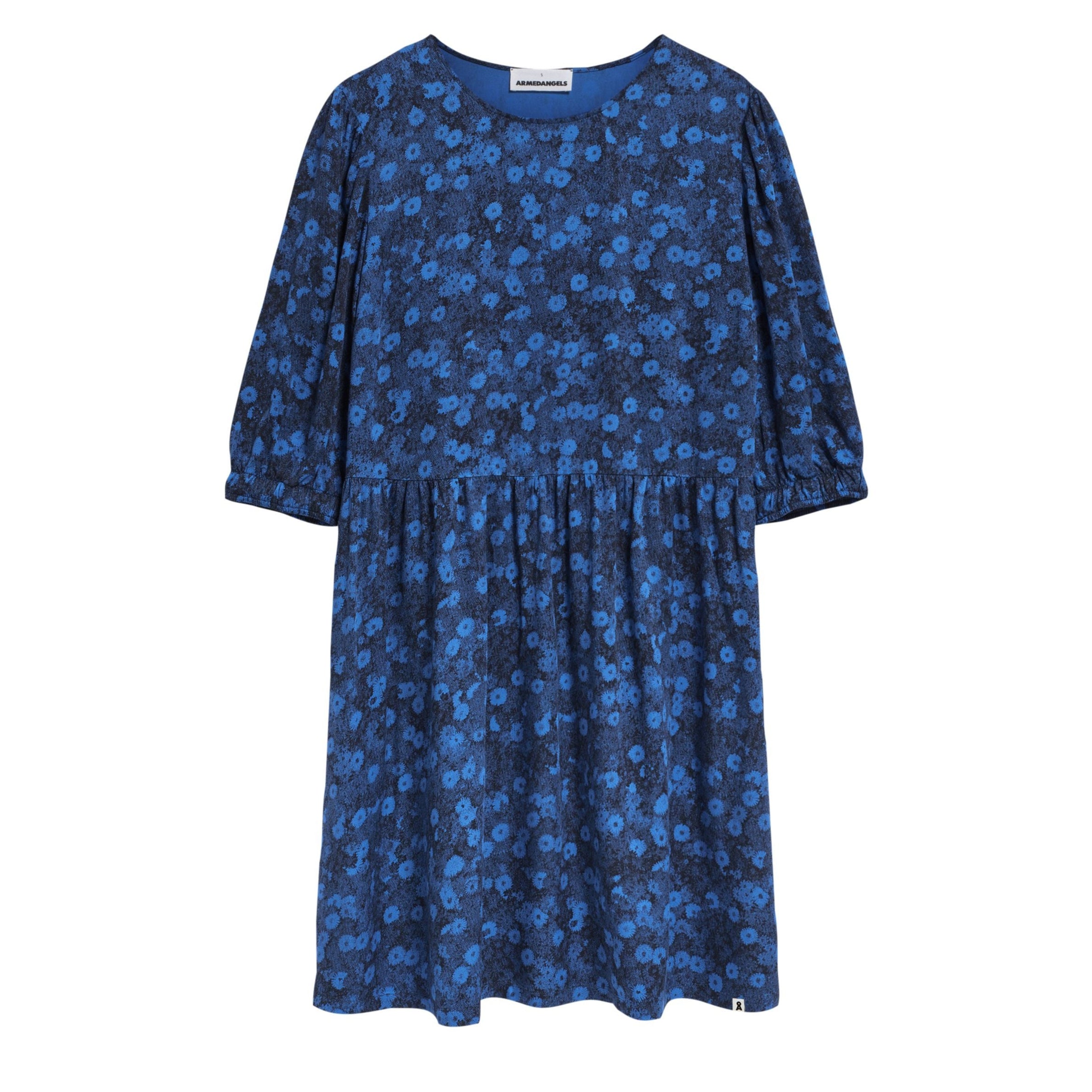 Blaues Kleid mit floralem Muster und kurzen Ärmeln.