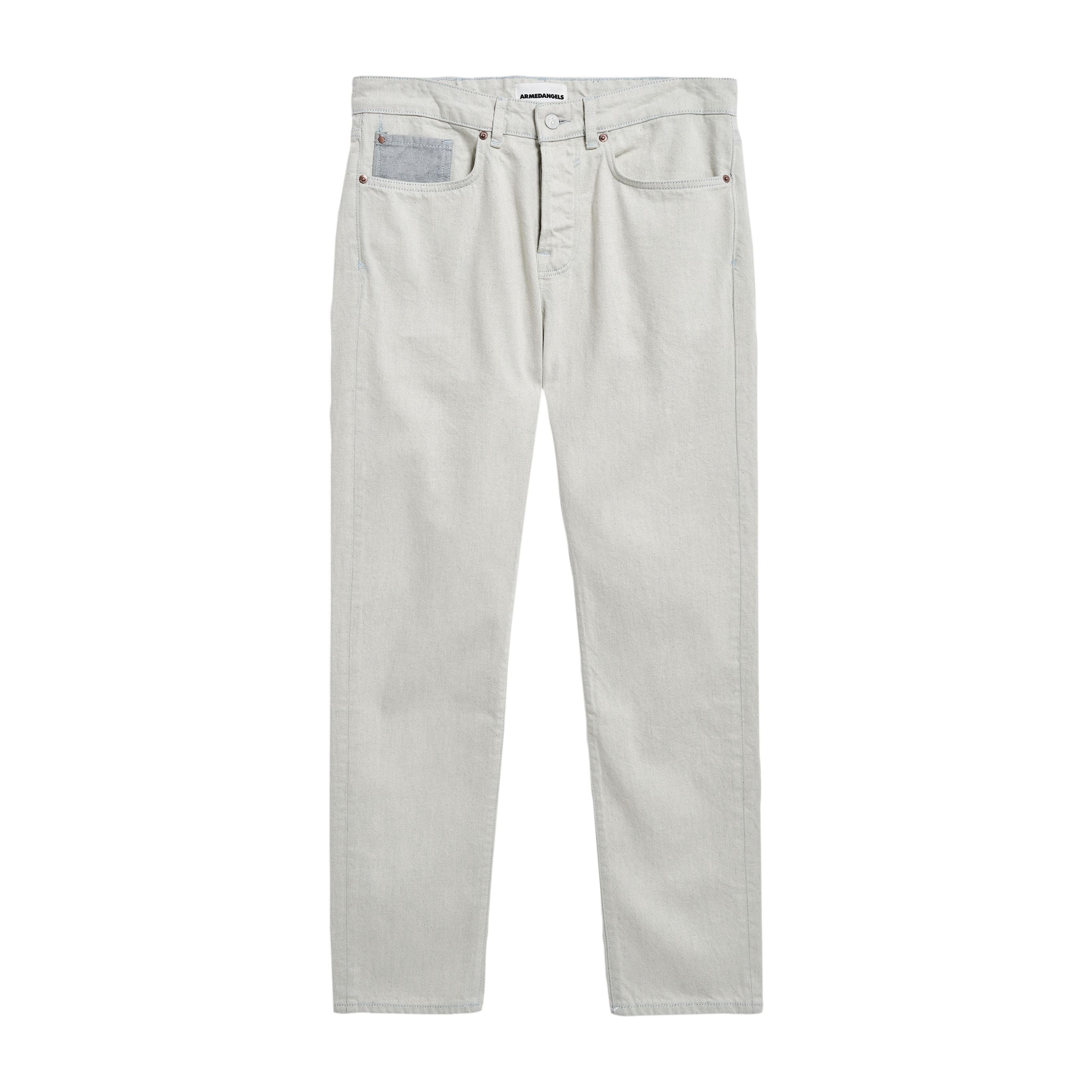 Graue Jeanshose in geradem Schnitt mit fünf Taschen und Knopfverschluss, auf weißem Hintergrund liegend.