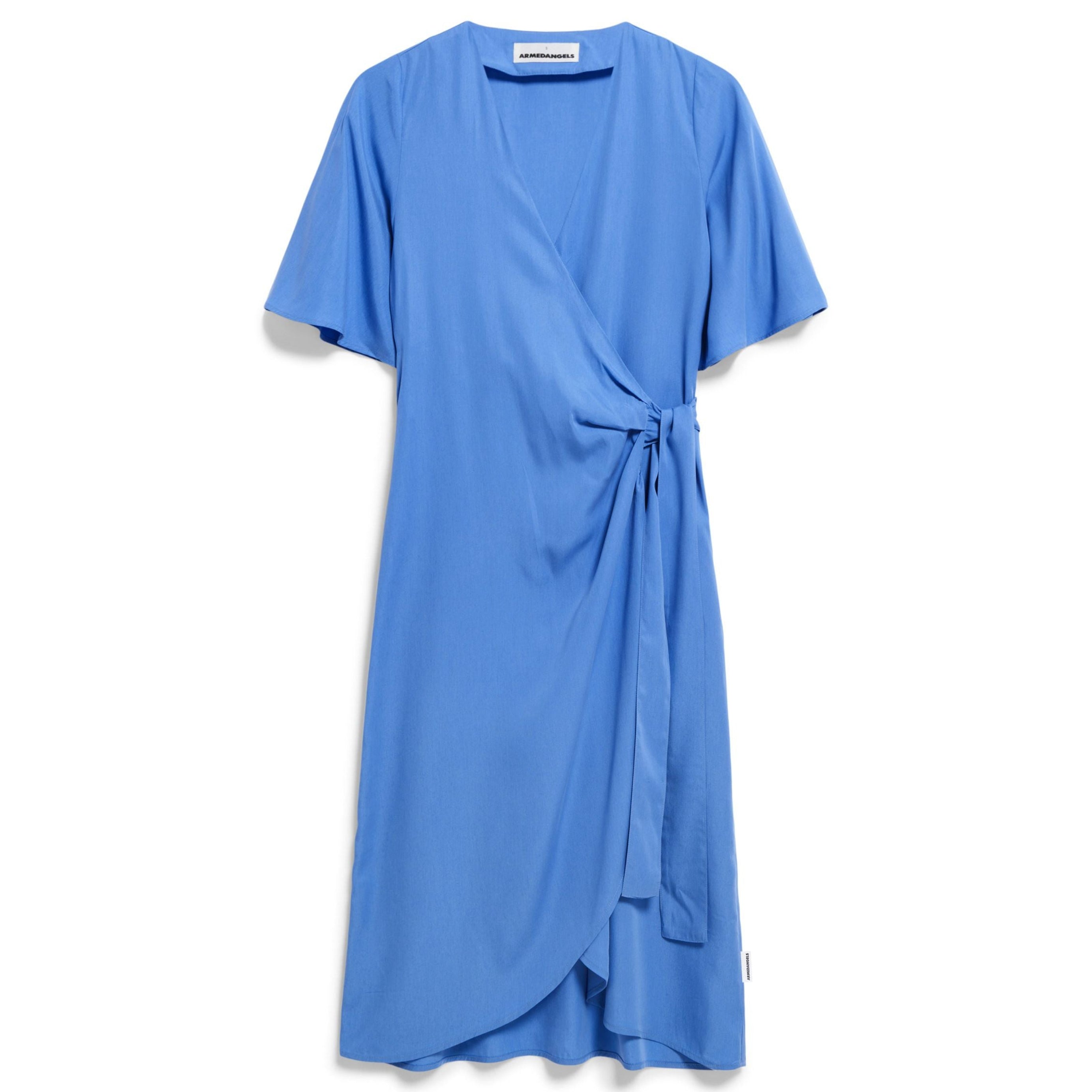 Blaues Wickelkleid mit kurzen Ärmeln und Taillenband vor weißem Hintergrund.