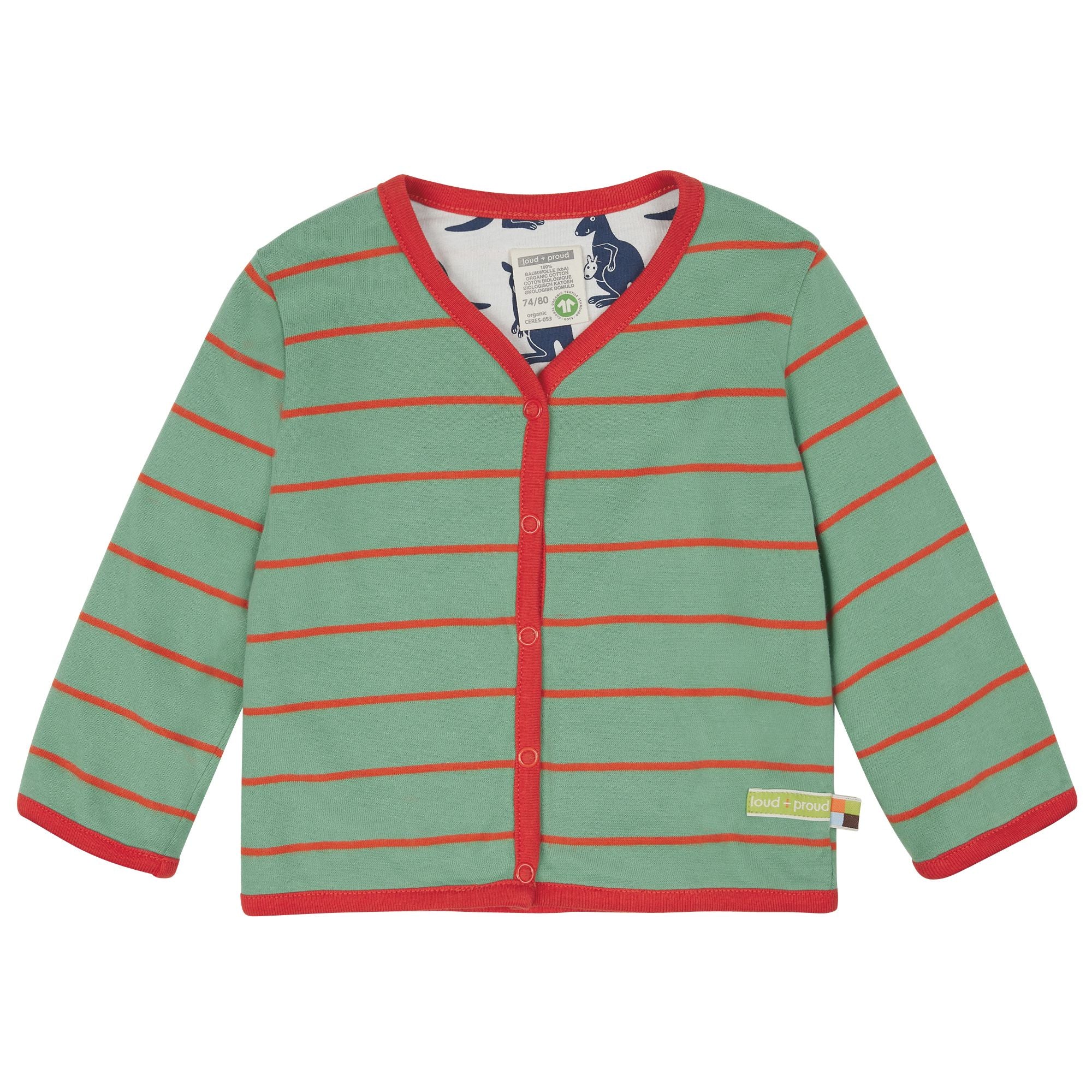 Grüne, langärmelige Baby-Strickjacke mit roten Querstreifen, roter Borte und Knöpfen vorne. Das Innenfutter ist blau gemustert, und am unteren Saum ist ein kleines Etikett angebracht.