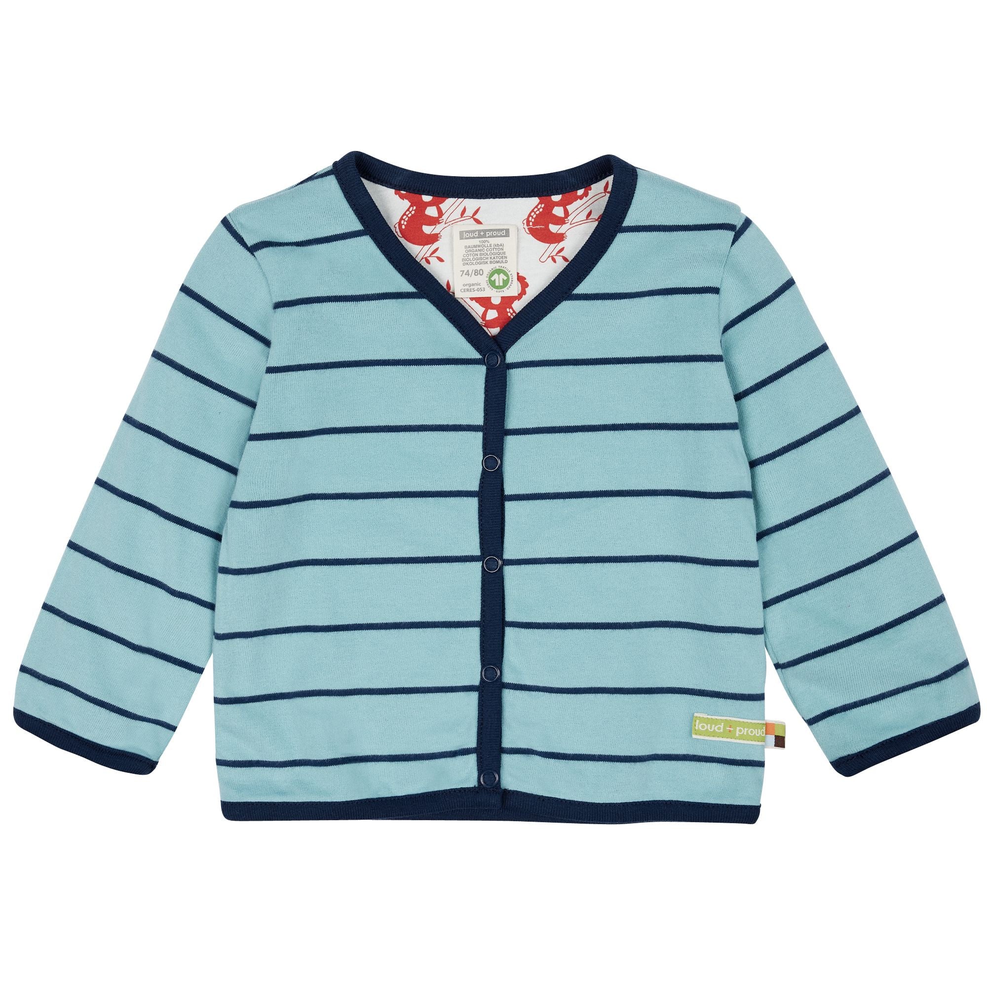 Hellblaue Baby-Strickjacke mit dunkelblauen Querstreifen, marineblauer Bordüre und Knöpfen vorne. Das Innenfutter ist mit einem roten Krabbenmuster versehen. Das Kleidungsstück hat lange Ärmel und ein Etikett an der Unterseite.