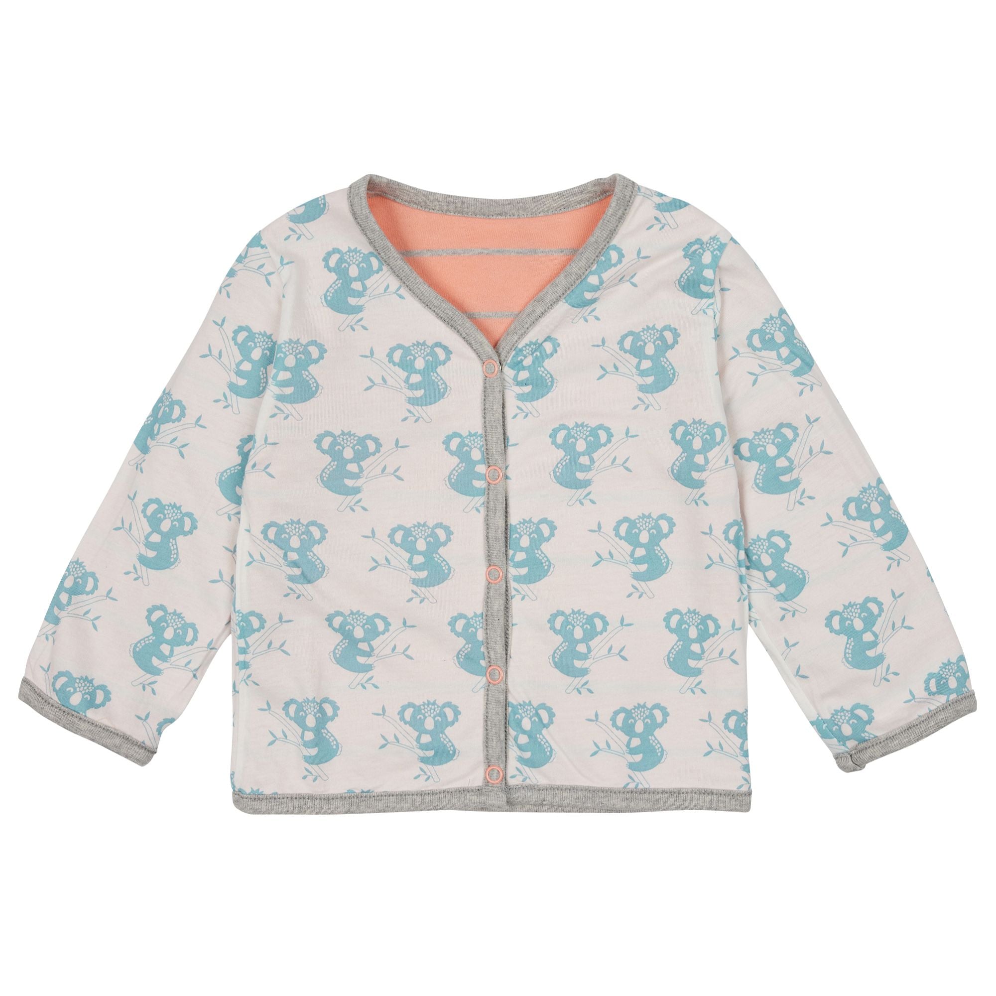 Eine langärmelige Baby-Strickjacke mit grauem Saum und einem Muster aus blauen Koalas, die Bambus halten, auf hellem Hintergrund. Die Strickjacke hat Druckknöpfe auf der Vorderseite und ein weiches rosa Innenfutter.
