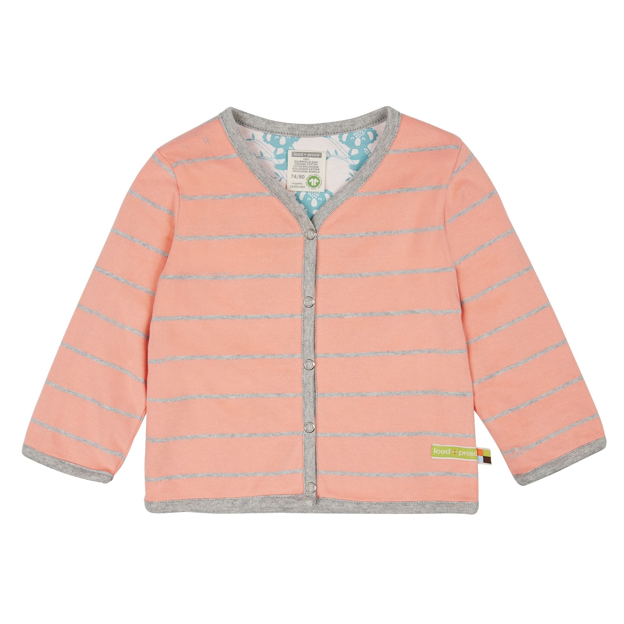 Eine rosafarbene Baby-Strickjacke mit dünnen grauen Querstreifen, grauer Borte an den Rändern und Druckknöpfen vorne. Sie hat lange Ärmel und ein kleines grünes Etikett an der Unterseite.