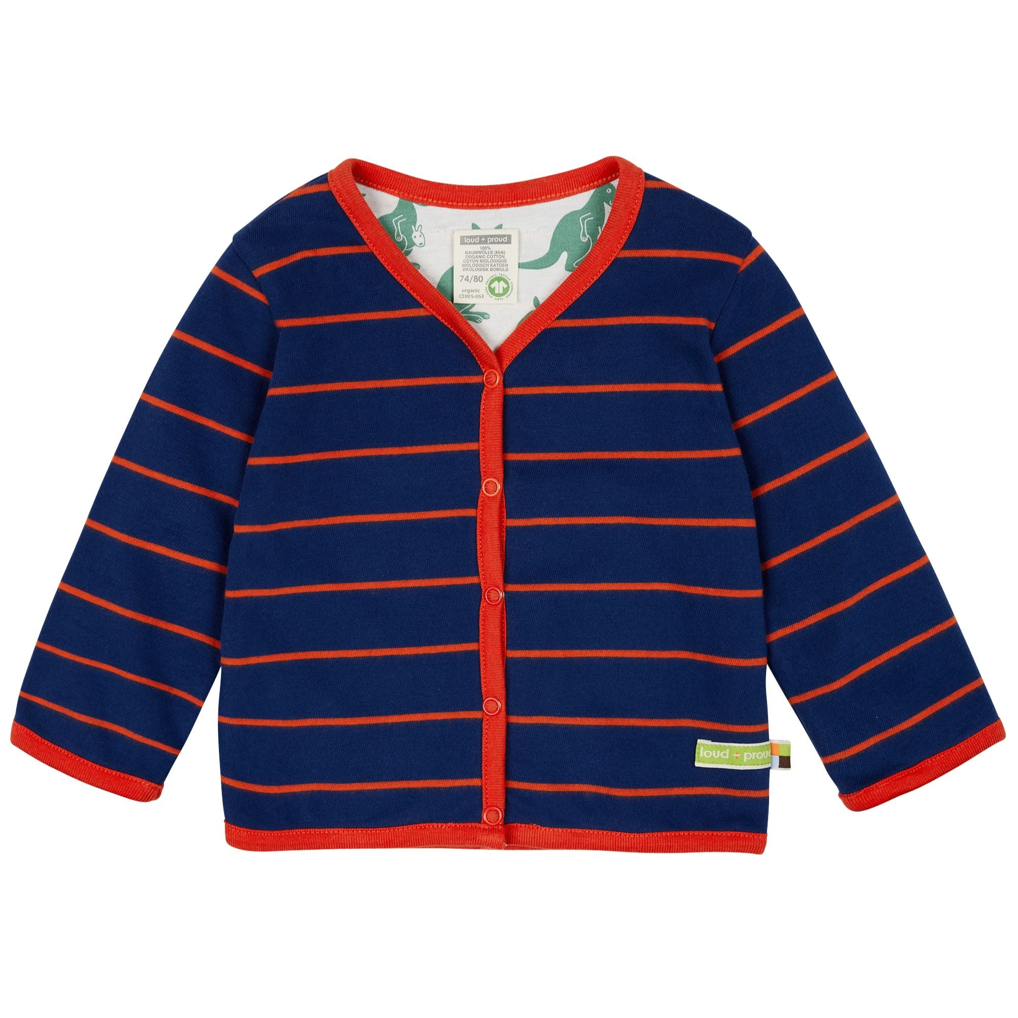Langärmelige Baby-Strickjacke mit roten und marineblauen Querstreifen, roter Borte und Knöpfen auf der Vorderseite. Das Innenetikett und ein kleines grünes Schildchen sind sichtbar.