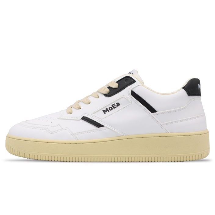Ein weißer Sneaker mit beiger Sohle und beigen Schnürsenkeln, mit schwarzen Akzenten und dem Wort MOEA an der Seite.