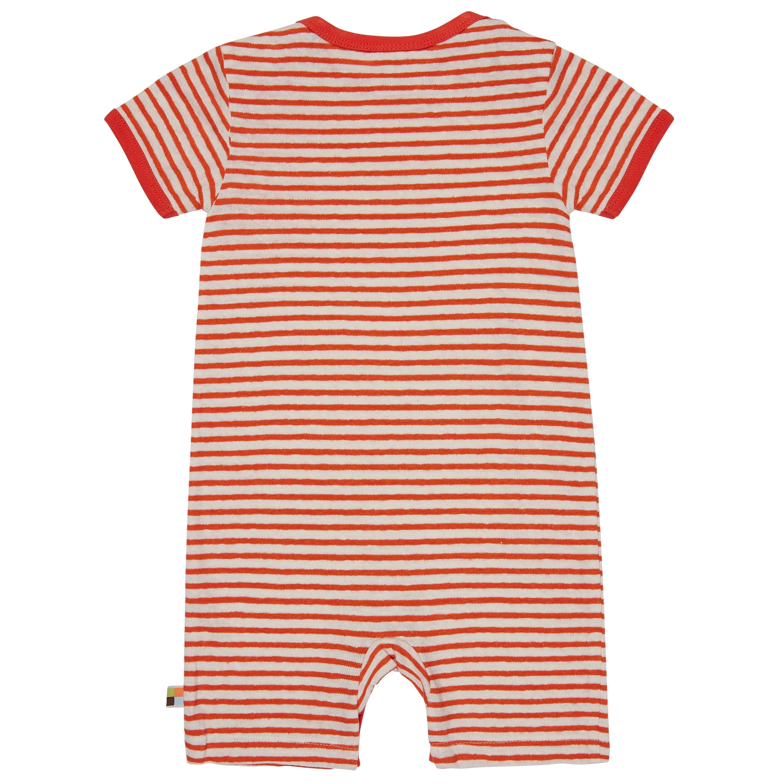 Ein kurzärmeliger Babystrampler mit roten und weißen Querstreifen und rotem Besatz an Hals, Ärmeln und Beinöffnungen. Der Strampler wird flach hingelegt, so dass die Rückseite sichtbar ist.