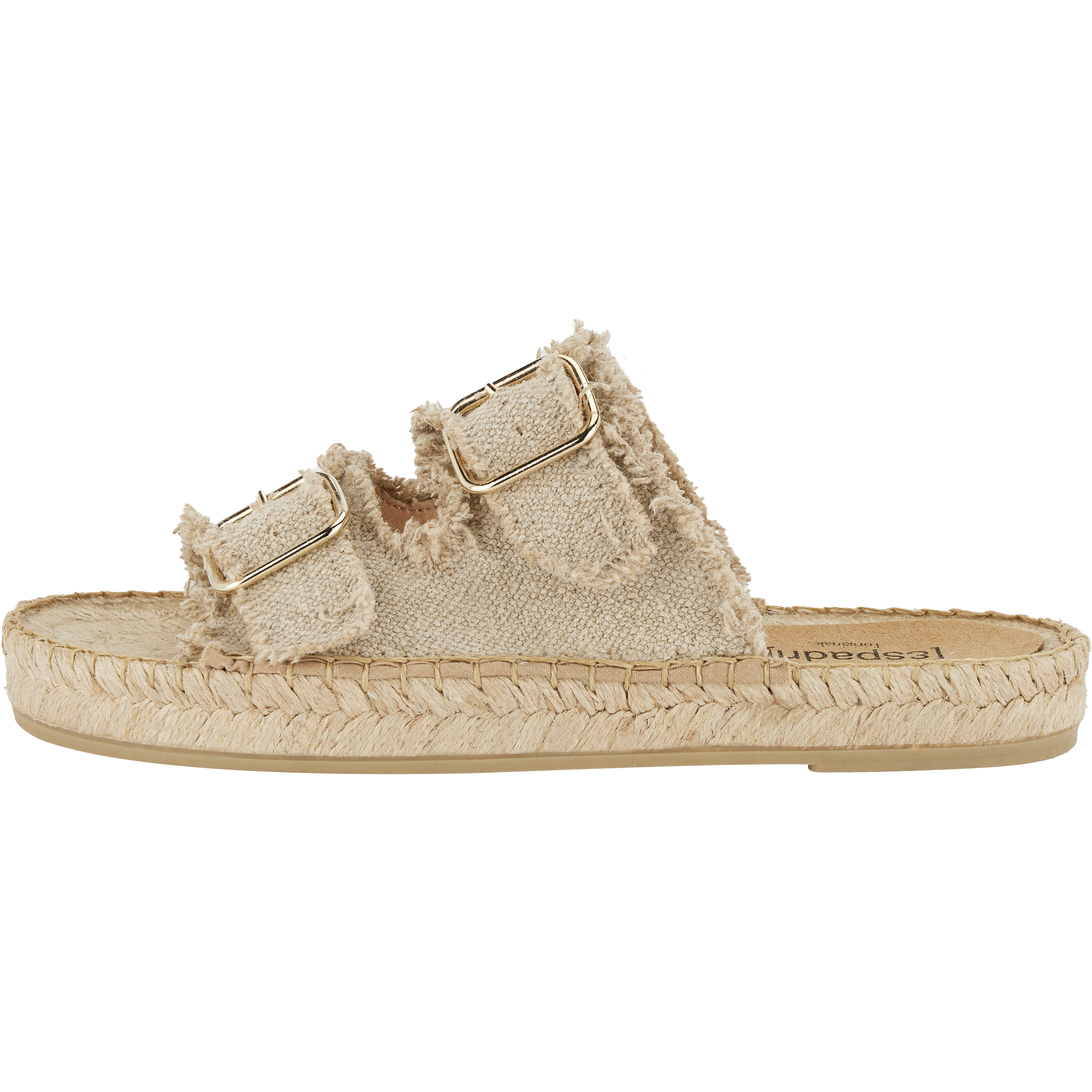 Eine beige Sandale zum Hineinschlüpfen mit zwei ausgefransten Stoffriemen, die jeweils mit einer goldenen Schnalle versehen sind. Die Sandale hat eine gewebte Sohle im Jute-Stil und einen flachen Boden.