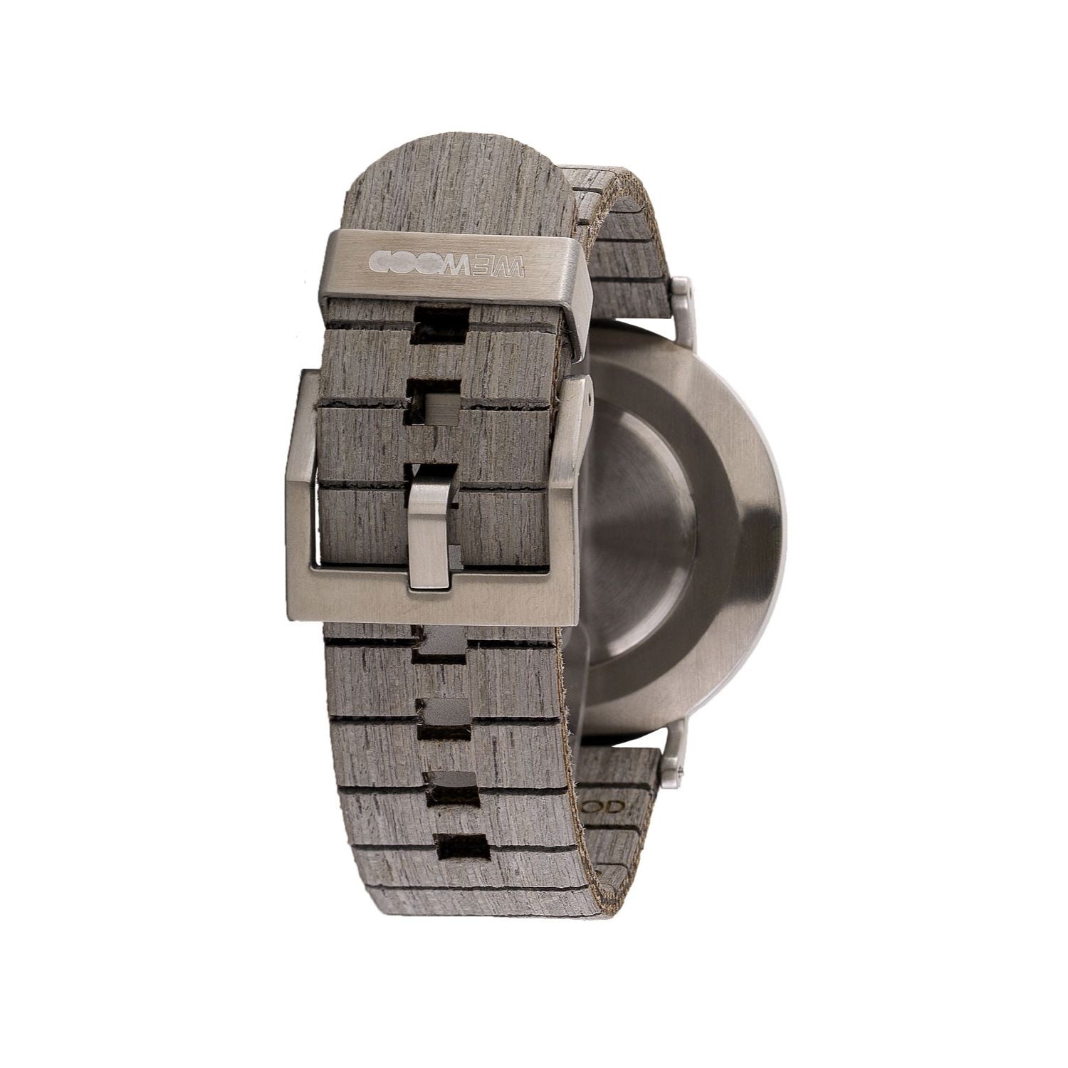 Nahaufnahme der Rückseite einer Armbanduhr mit einem strukturierten grauen Holzarmband und einer Metallschließe mit dem eingravierten Logo GOMAY auf der Schließe vor einem weißen Hintergrund.