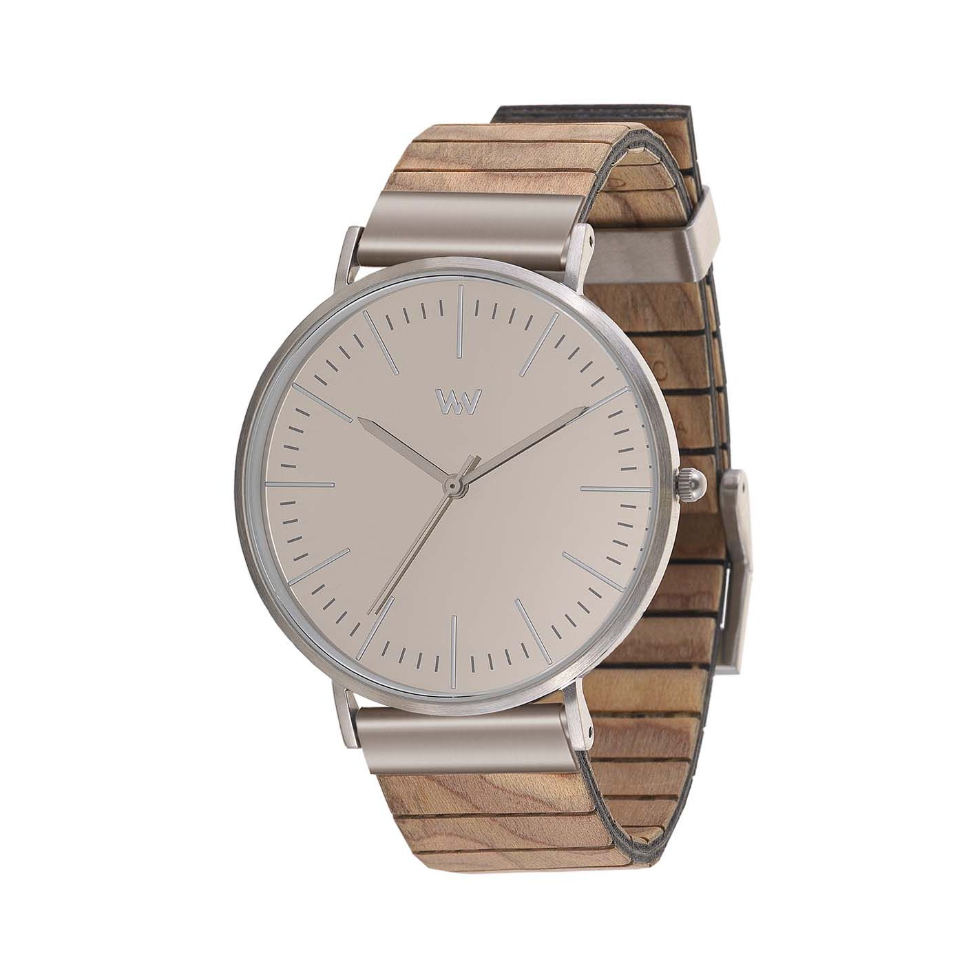 Eine minimalistische Armbanduhr mit einem hellen, holzgemusterten Band und einem runden, silbernen Gehäuse. Das Zifferblatt ist hell, mit dünnen silbernen Stundenmarkierungen und Zeigern und ohne Zahlen.