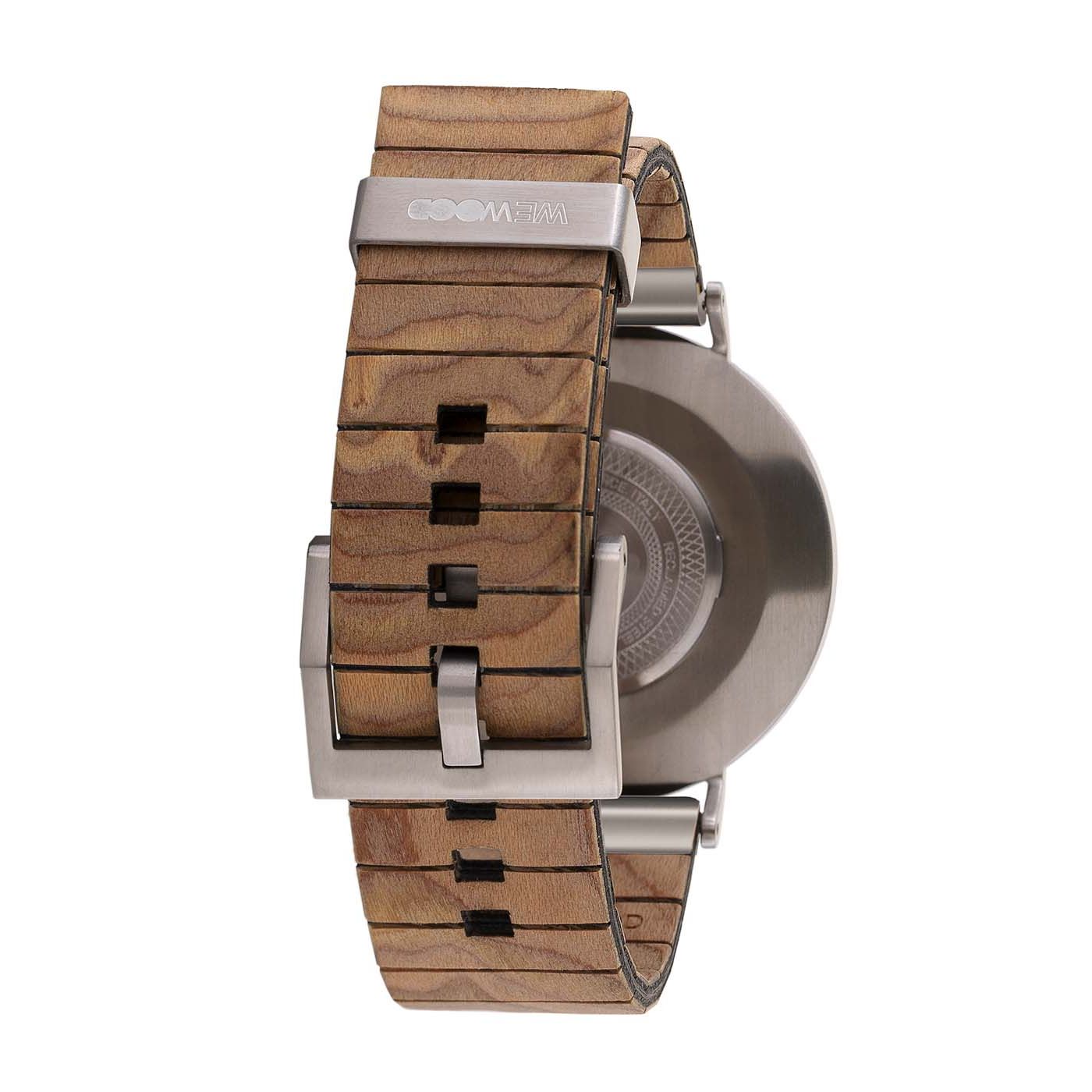 Nahaufnahme der Rückseite einer Armbanduhr mit braunem, holzgemustertem Armband und silberner Schließe, die das Metallgehäuse und die gravierten Details auf der Rückseite der Uhr zeigt.