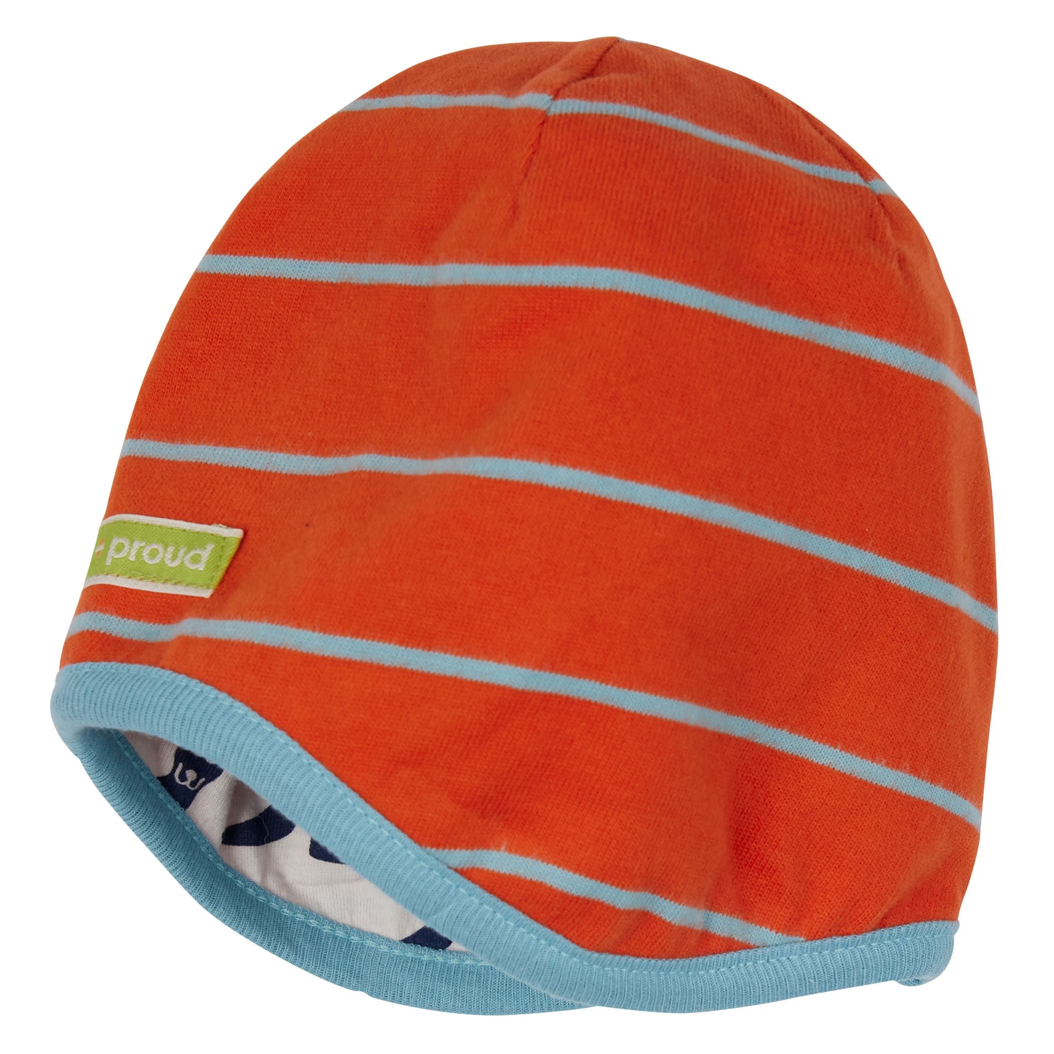 Eine orangefarbene Strickmütze mit hellblauen Querstreifen, einem hellblauen Rand und einem kleinen grünen, rechteckigen Anhänger an der Seite.