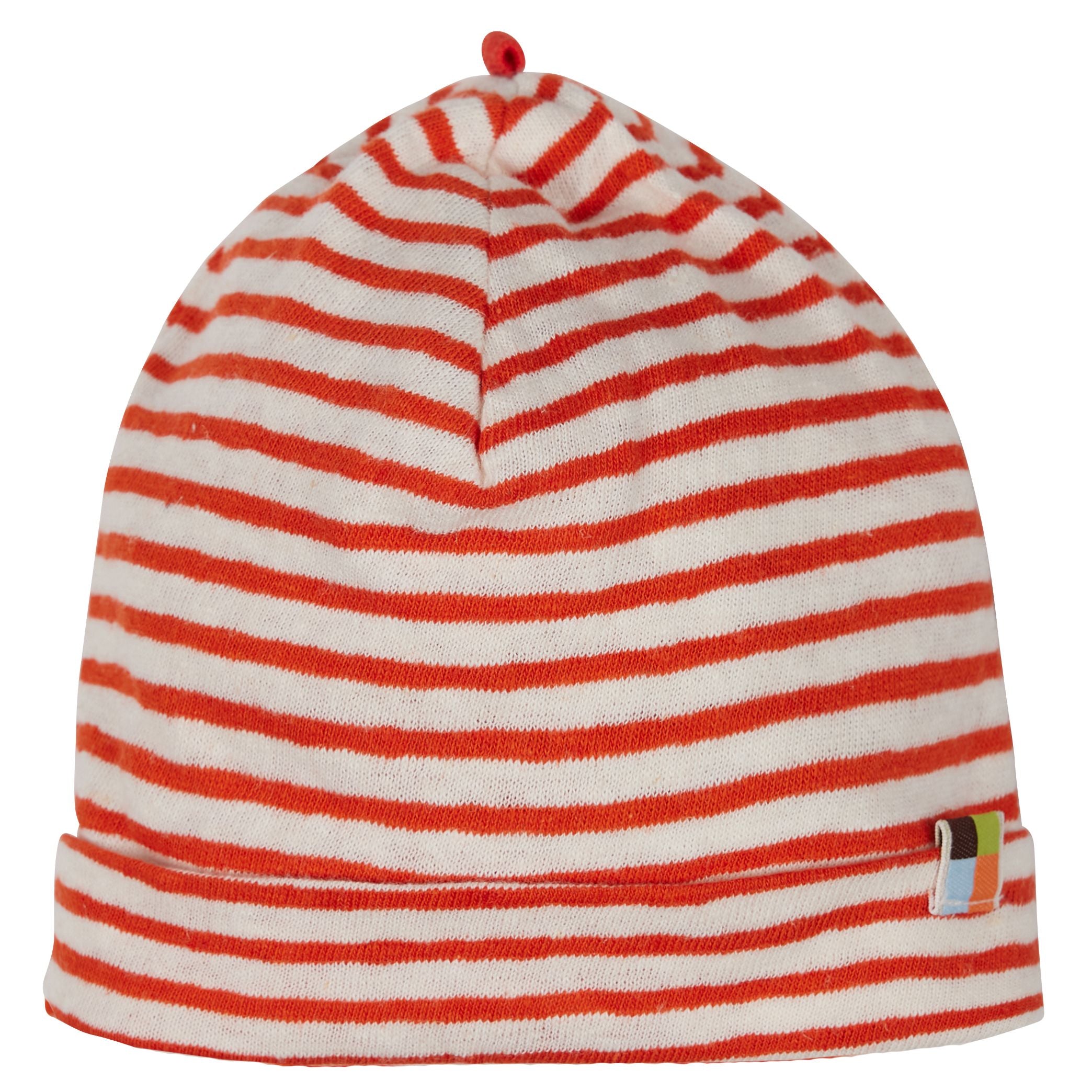 Eine rot-weiß gestreifte Strickmütze mit einem kleinen grün-weißen Anhänger an der umgeschlagenen Krempe.
