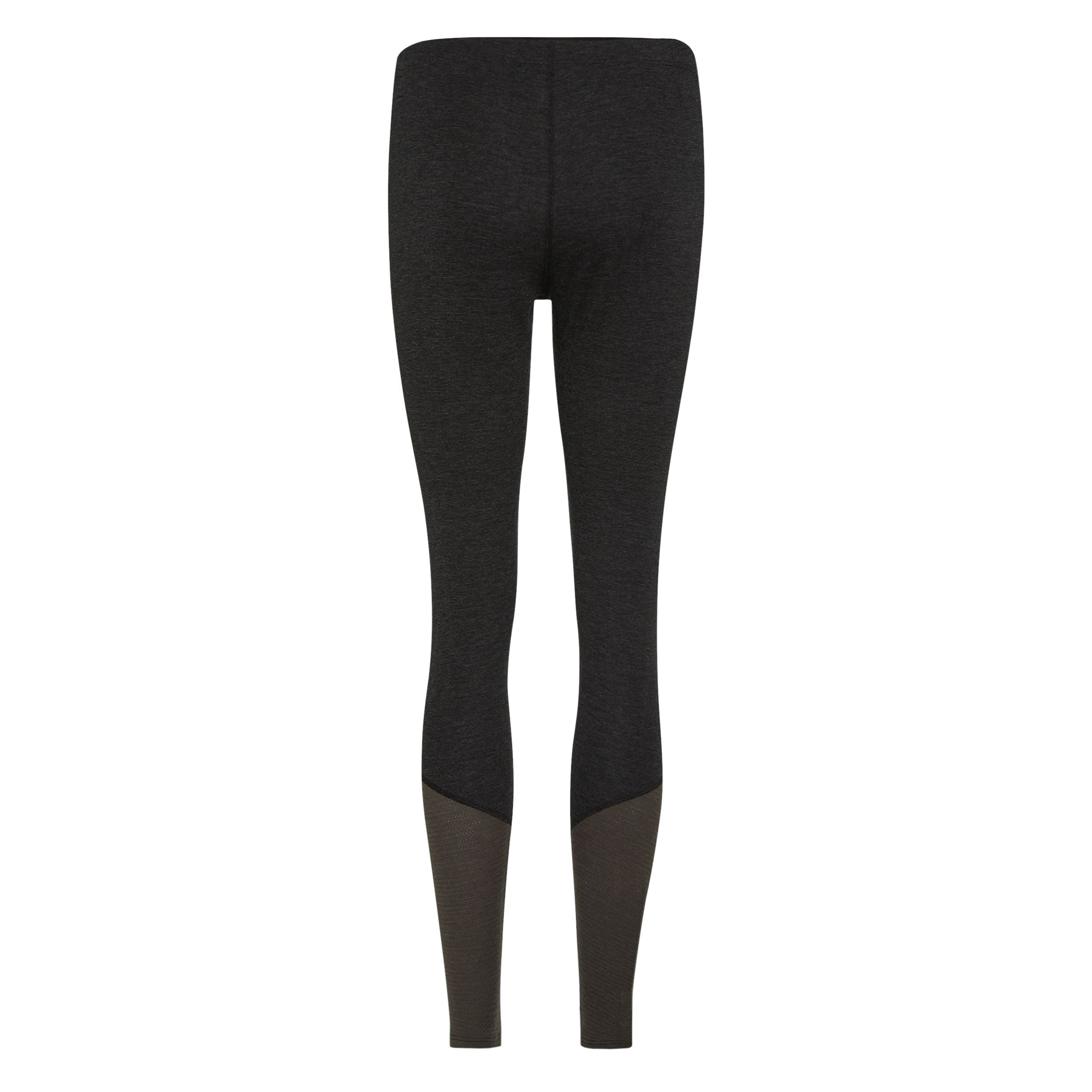 Ein Paar schwarze Leggings, von hinten gesehen, mit dunkelgrauen Einsätzen am unteren Teil der Beine in der Nähe der Knöchel.