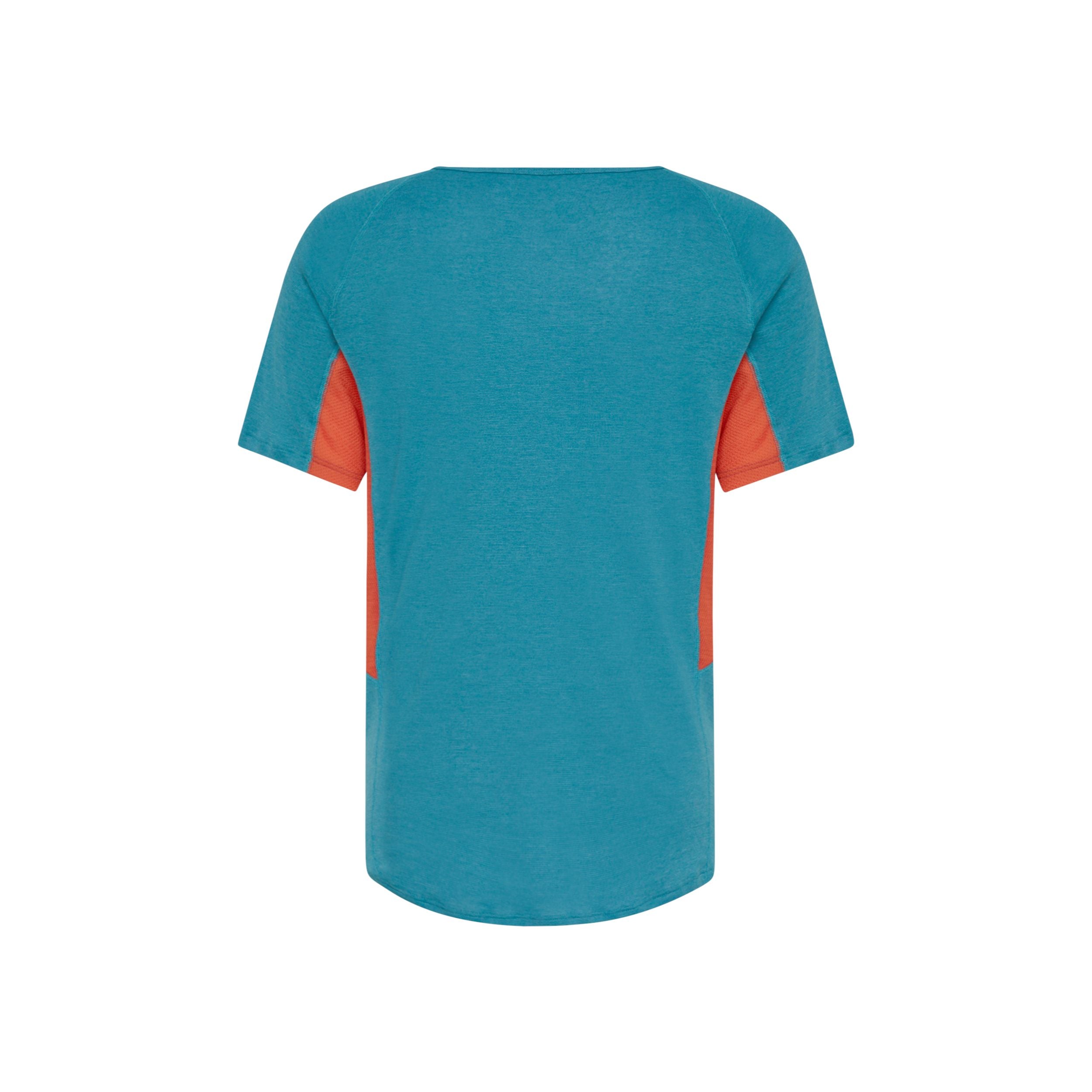 Blaues Kurzarm-T-Shirt in Rückenansicht mit orangefarbenen Seitenteilen und leicht geschwungenem Saum auf einfarbig weißem Hintergrund.