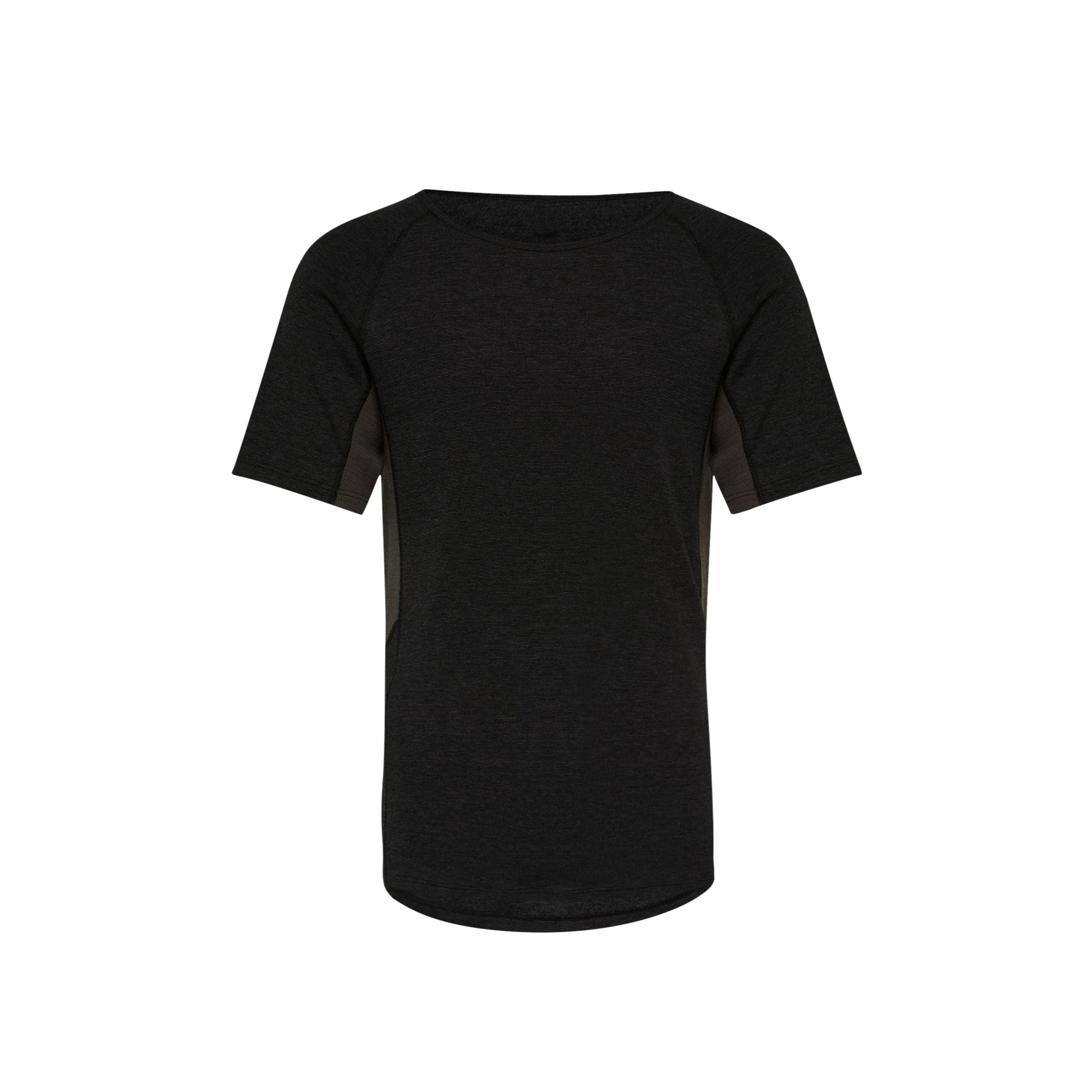 Ein schlichtes schwarzes T-Shirt mit kurzen Ärmeln, von hinten gesehen, auf weißem Hintergrund.