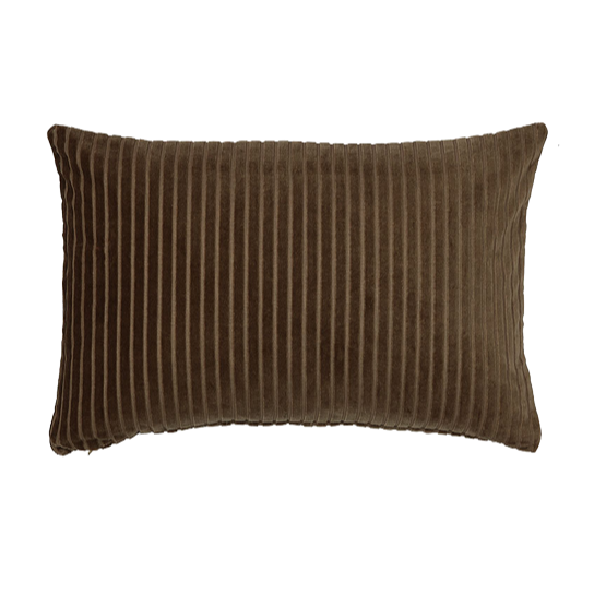 Ein rechteckiges braunes Kissen mit vertikalen Kordstreifen auf weißem Hintergrund.