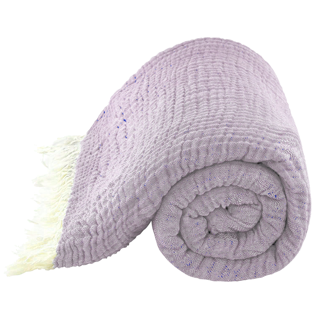 Eine weiche, hellviolette, strukturierte Decke, aufgerollt mit weißen Fransen, vor einem weißen Hintergrund.