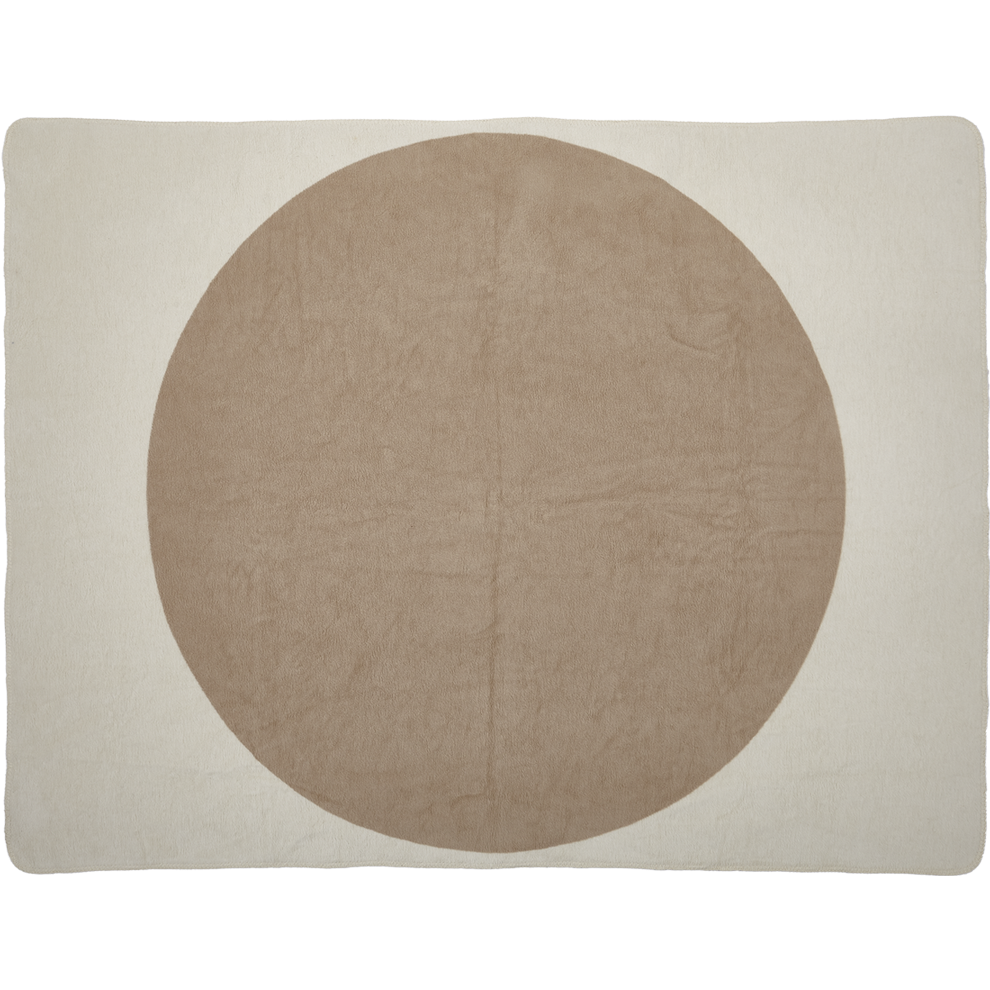 Ein rechteckiger beiger Teppich mit einem großen, zentrierten hellbraunen Kreis in der Mitte. Das Design ist einfach und minimalistisch, ohne andere Muster oder Dekorationen.