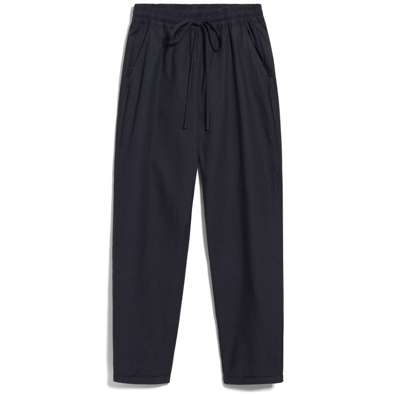 Eine schwarze, locker sitzende Hose mit Kordelzug, elastischem Bund und Seitentaschen, flach auf weißem Hintergrund gelegt.