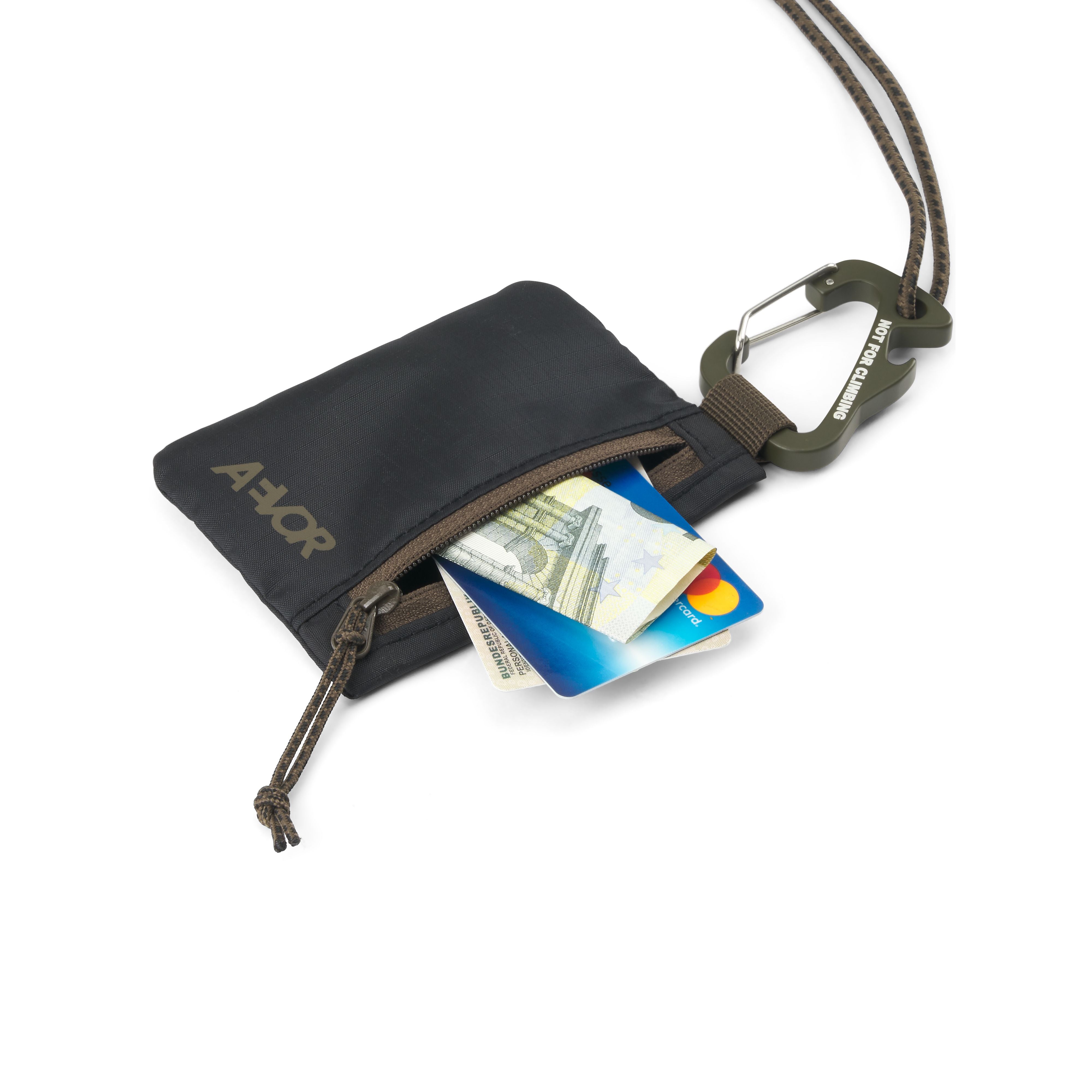 Eine kleine schwarze Tasche mit Reißverschluss und A4JOR auf der Vorderseite, die Euro-Banknoten und eine Mastercard-Kreditkarte enthält und an einer braunen Kordel mit grünem Karabiner befestigt ist.
