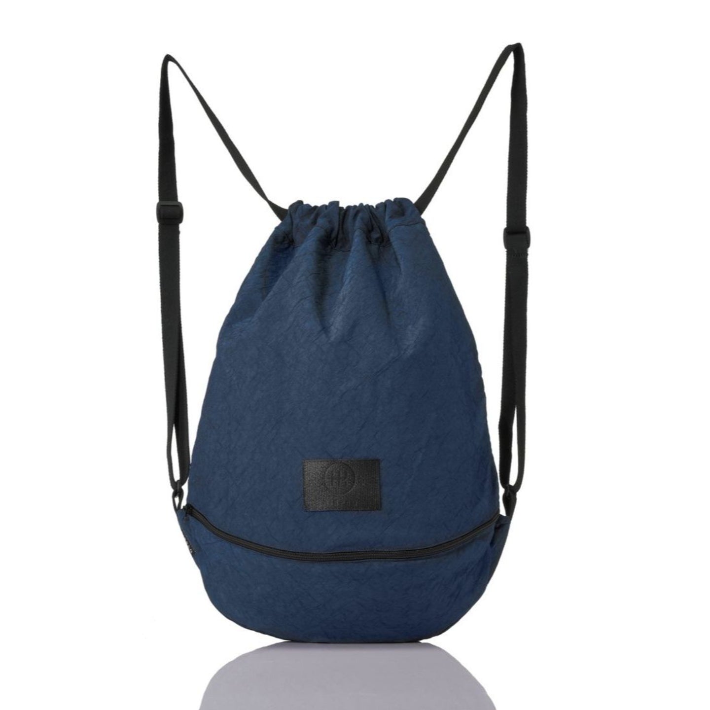 Dunkelblauer Kordelzugrucksack mit schwarzen Riemen, einem Reißverschlussfach unten und einem Lederlogo in der Mitte.