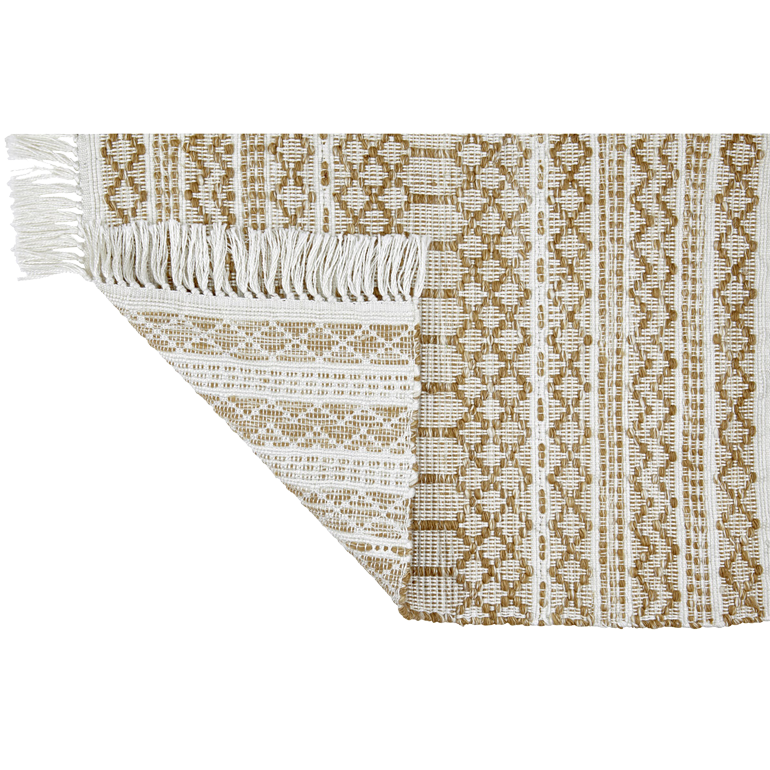 Ein gewebter Teppich mit einem geometrischen Muster in Hellbraun und Weiß, das verschiedene sich wiederholende Formen und Fransen an der kurzen Kante aufweist. Eine Ecke ist umgeschlagen, wodurch die Rückseite des Musters sichtbar wird.