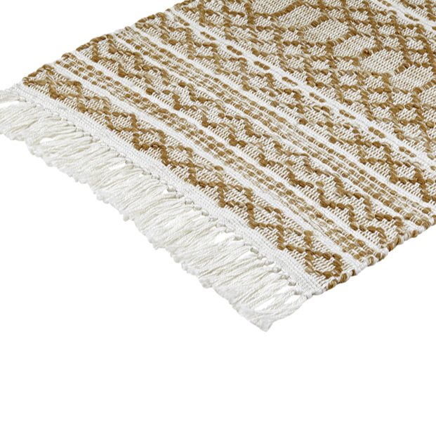 Nahaufnahme eines gewebten Teppichs mit ausgefranstem Rand, der ein geometrisches Rautenmuster in braunen und weißen Farben aufweist.