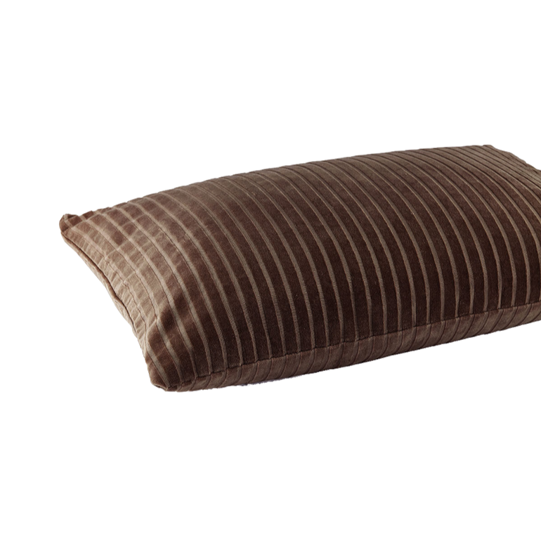 Ein braunes, rechteckiges Kissen mit weicher, samtiger Textur und horizontalen Streifen vor einem weißen Hintergrund.