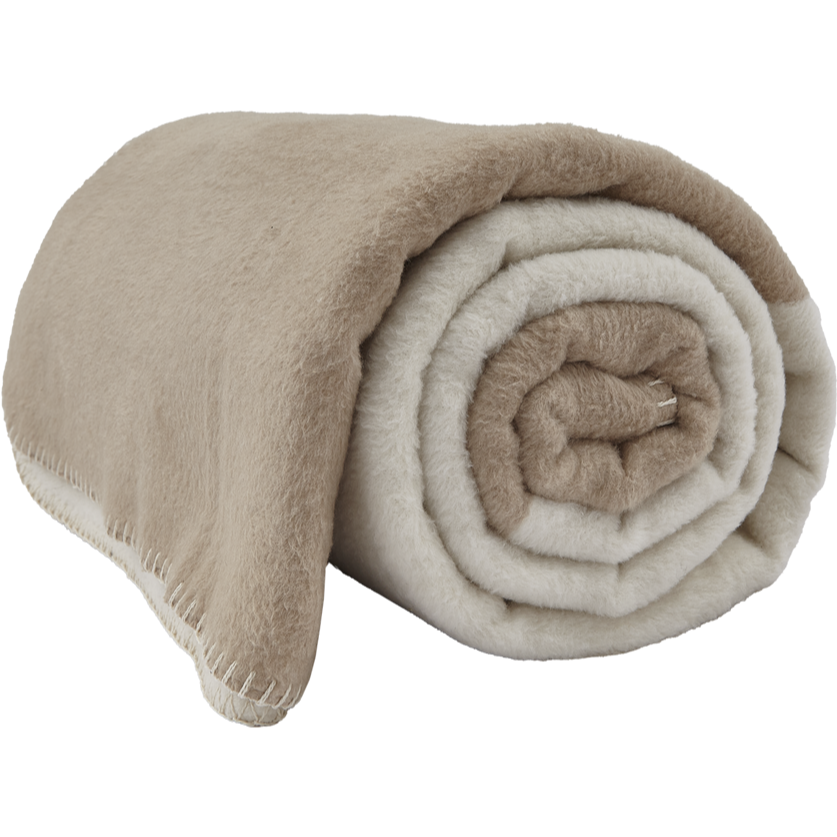 Eine weiche, aufgerollte Decke mit beigen und cremefarbenen Lagen und sichtbaren Nähten entlang des Randes.