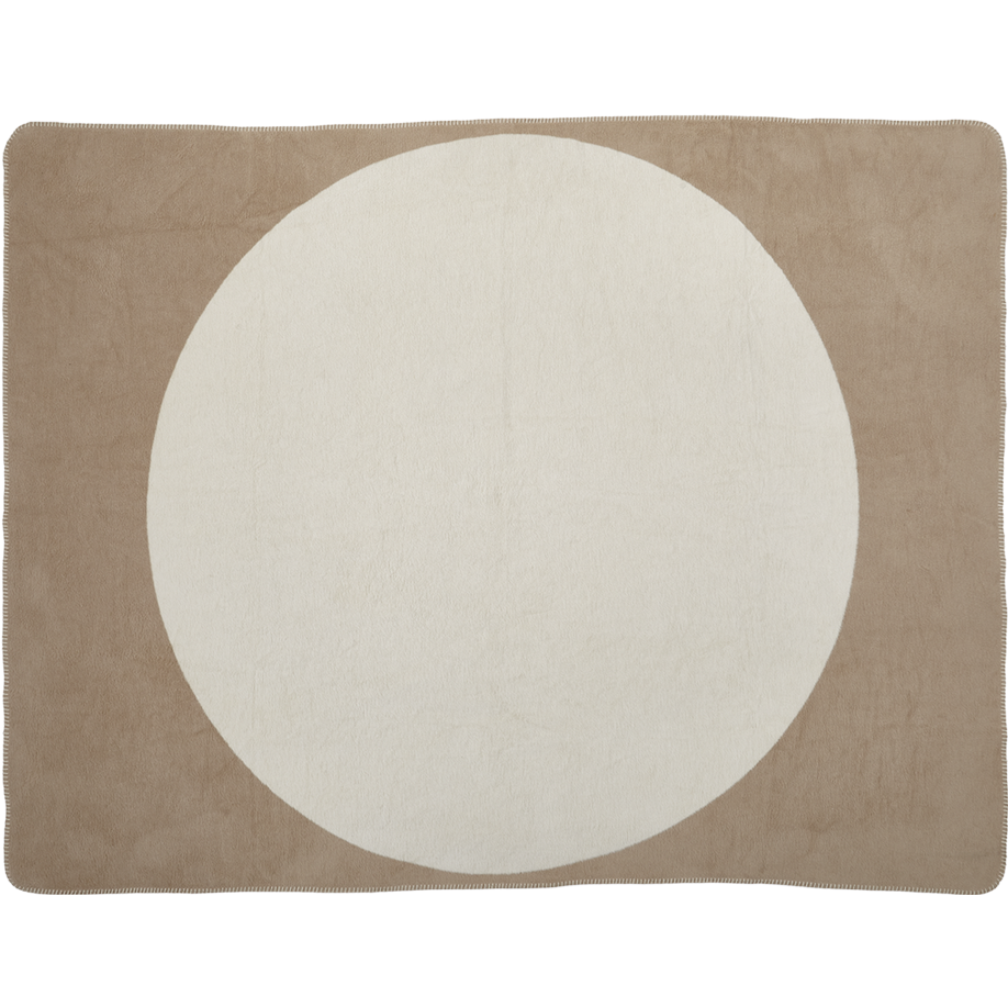 Ein rechteckiger beiger Teppich mit einem großen, zentrierten weißen Kreismuster. Die Kanten des Teppichs sind abgerundet und die Textur wirkt weich und plüschig.