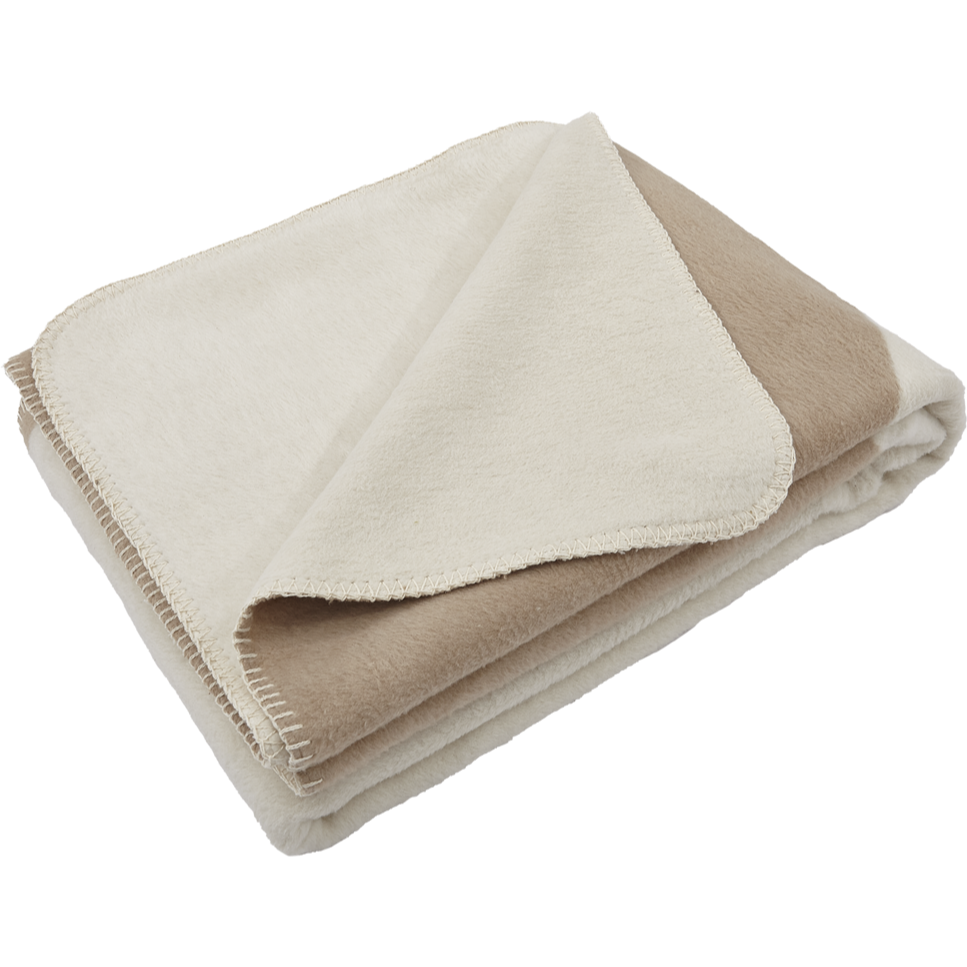 Eine gefaltete, zweifarbige Decke in Creme- und Beigetönen mit abgesteppten Rändern und einer weichen, plüschigen Textur.