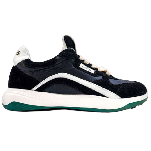 Ein schwarzer und dunkelblauer Sportschuh mit weißer Sohle, weißen Schnürsenkeln, einem weißen Fersenakzent und einem grünen Abschnitt an der Außensohle. Der Schuh ist von der Seite vor einem einfarbigen Hintergrund zu sehen.