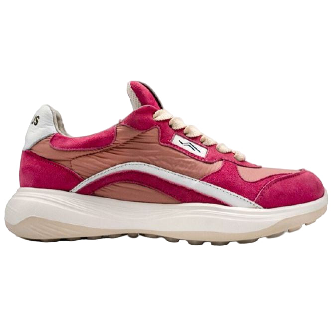 Ein rosafarbener und kastanienbrauner Sneaker mit weißer Sohle, beigen Schnürsenkeln und weißem und kastanienbraunem Logo an der Seite, das auf einem schlichten weißen Hintergrund steht.