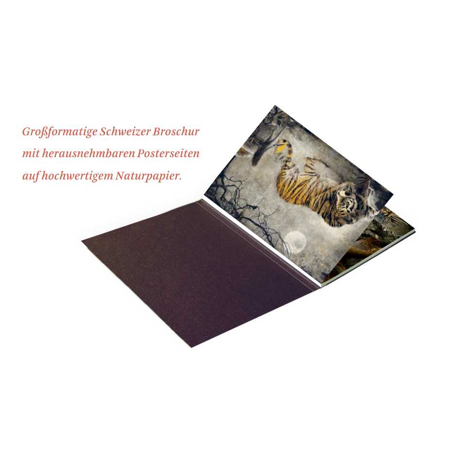Ein aufgeschlagenes Heft mit dunklem Einband zeigt eine Seite mit einer Tiger-Illustration. Daneben steht in roter deutscher Schrift: Großformatige Schweizer Broschur mit herausnehmbaren Posterseiten auf hochwertigem Naturpapier.