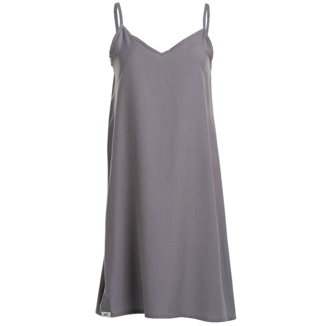 Graues, ärmelloses Kleid mit Spaghettiträgern und V-Ausschnitt vor weißem Hintergrund.