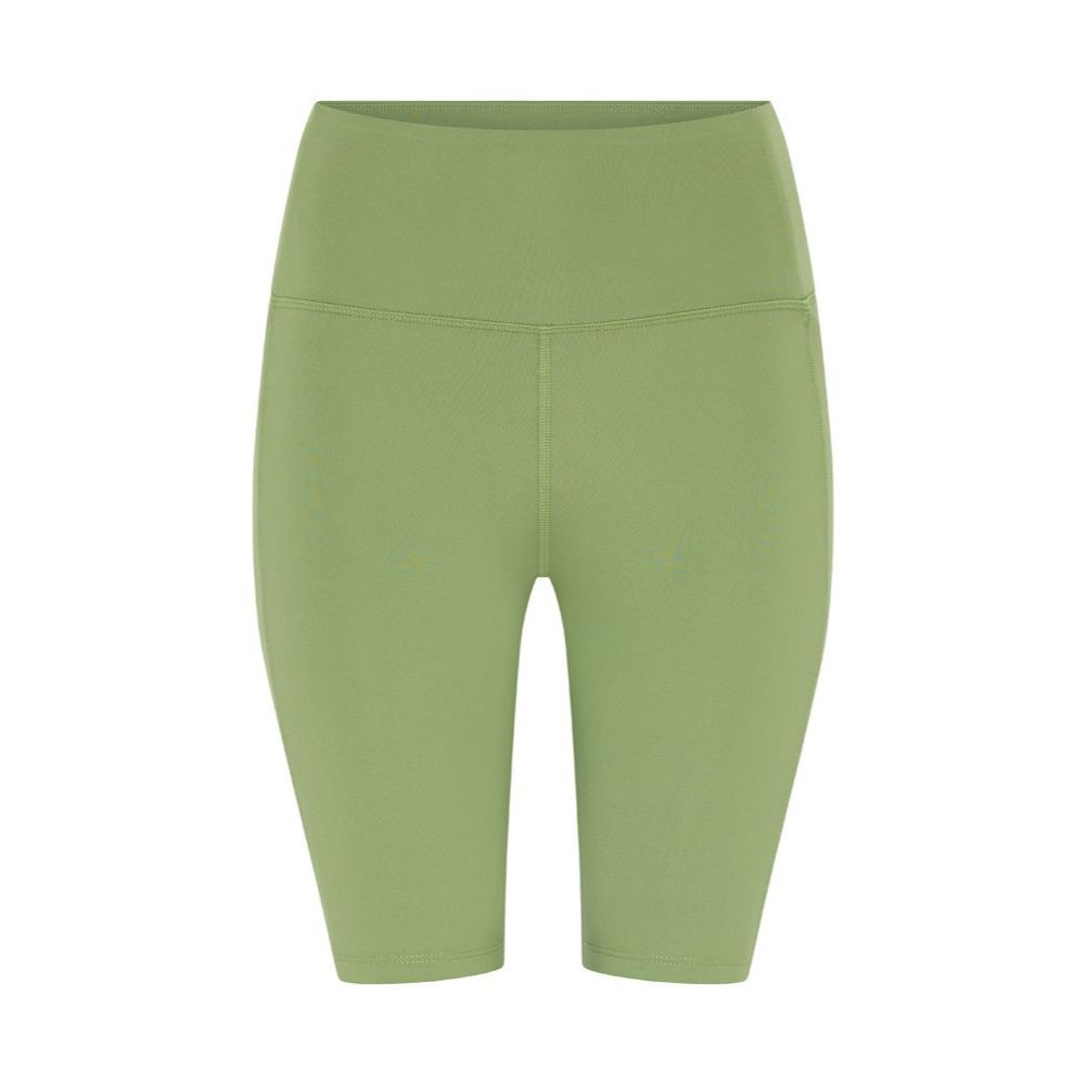 Grüne, knielange Sportshorts mit hohem Bund auf weißem Hintergrund.