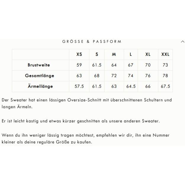 Eine Größentabelle für Pullover in deutscher Sprache, die die Größen XS bis XXL mit den Maßen für Brustweite, Gesamtlänge und Ärmellänge in Zentimetern anzeigt, sowie eine Passformbeschreibung und Größenberatung in deutscher Sprache unterhalb der Tabelle.