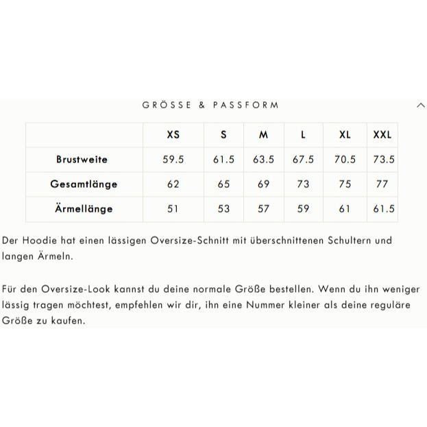 Größentabelle für einen Kapuzenpullover in deutscher Sprache mit den Maßen für XS bis XXL: Brustweite (59,5-77 cm), Gesamtlänge (62-77 cm) und Ärmellänge (51-61,5 cm). Die Beschreibung erklärt die übergroße Passform.