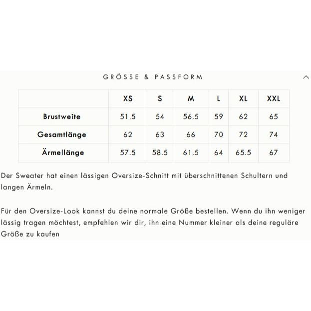 Eine Größentabelle für einen Pullover in deutscher Sprache, die Brustweite, Gesamtlänge und Ärmellänge für die Größen XS bis XXL angibt. Enthält einen Hinweis auf die übergroße Passform und Größenempfehlungen für einen weniger lockeren Look.