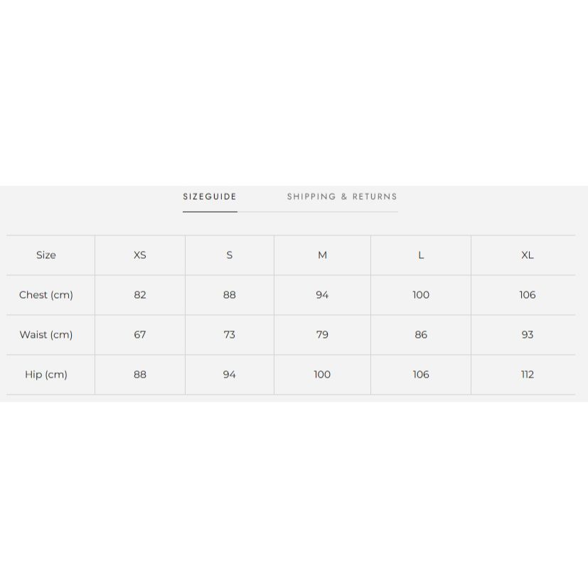 Eine Größentabelle für Kleidung mit den Größen XS bis XL. Brustkorb: 82-106 cm, Taille: 67-93 cm, Hüfte: 88-112 cm. Die Registerkarten für SIZEGUIDE und SHIPPING & RETURNS sind oben sichtbar.