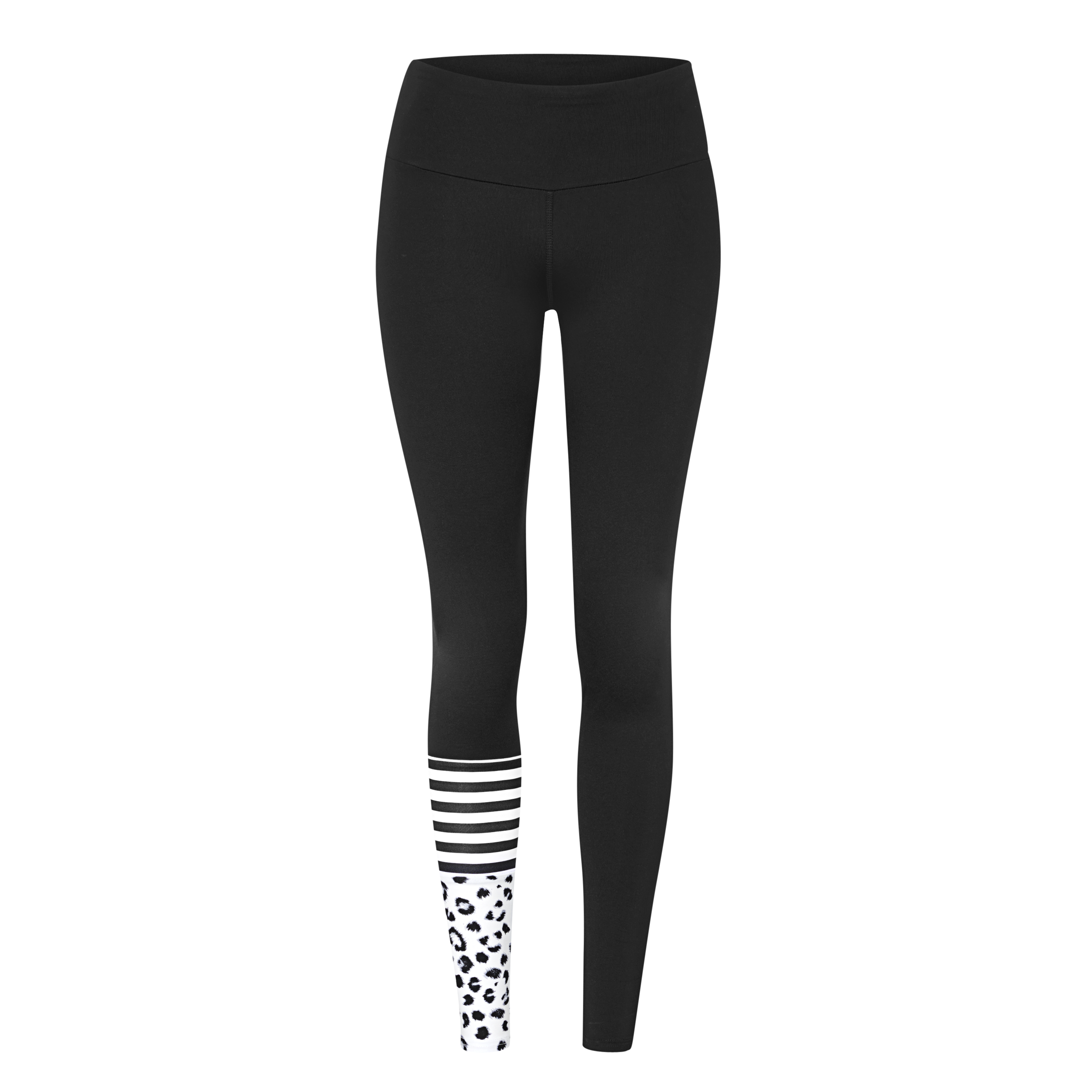 Schwarze Leggings mit außergewöhnlichem Muster: Streifen und Leopardenmuster am rechten Bein.