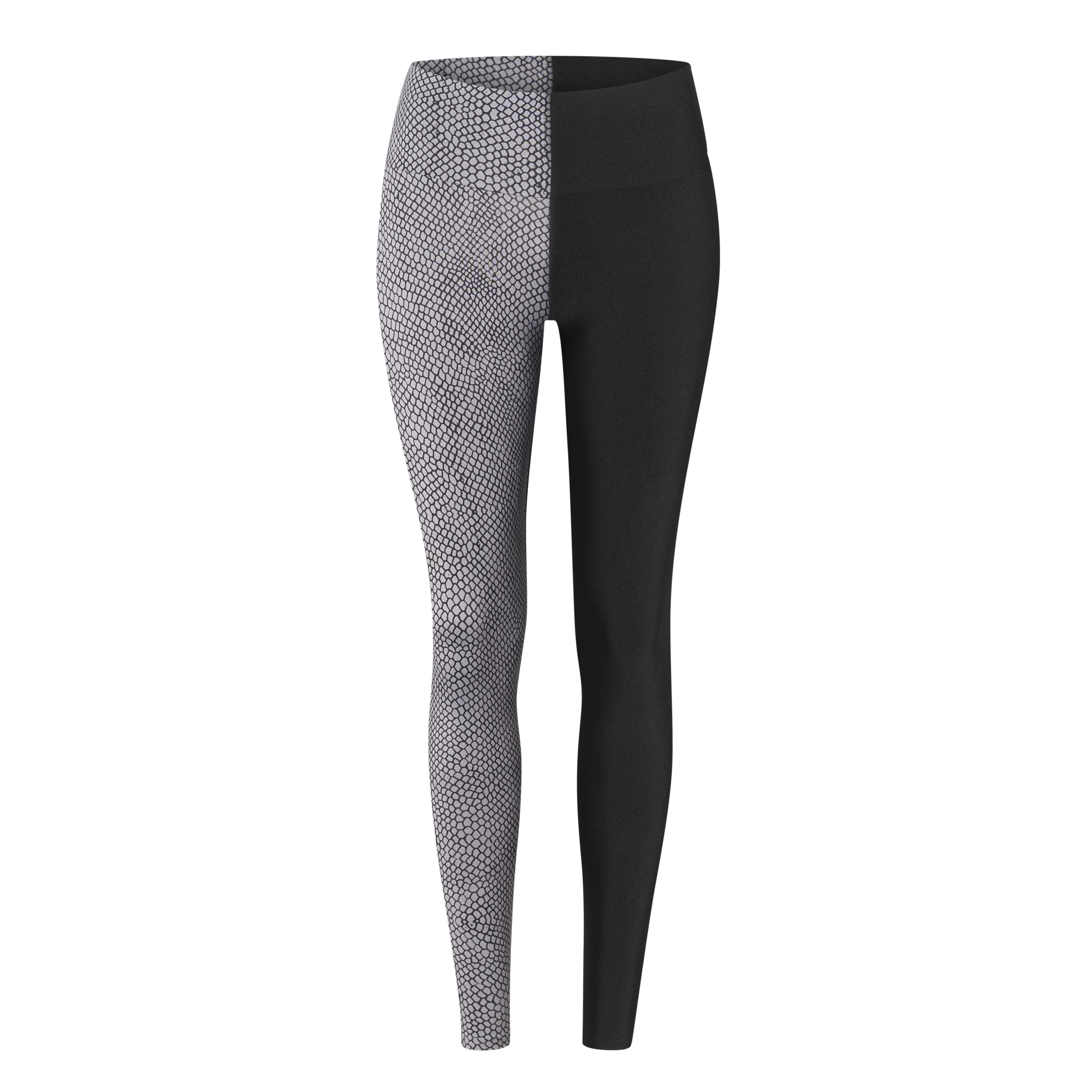 Zweifarbige Leggings mit einer Hälfte in schwarzem Muster und der anderen in schlichtem Schwarz.