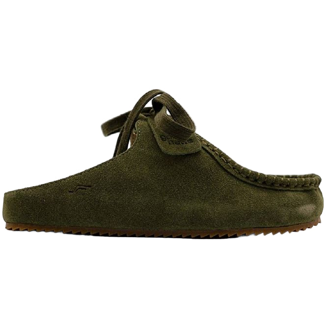 Ein einzelner olivgrüner Wildlederschuh im Slipper-Stil mit geschlossener Spitze, Mokassin-Naht, offener Ferse und oben gebundenen Schnürsenkeln. Die Sohle ist flach und braun mit einem geriffelten Muster für Grip.