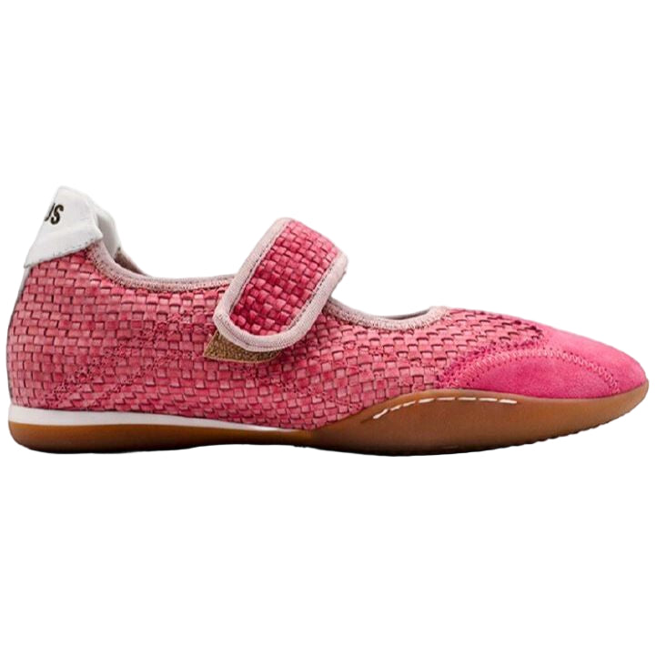 Ein rosafarbener gewebter Mary-Jane-Schuh mit Klettverschluss, Wildlederkappe, weißer Fersenlasche und flacher brauner Gummisohle.