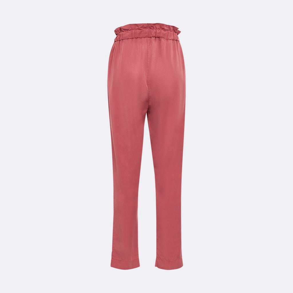 Pinkfarbene Hose mit hohem Bund und gerafften Details auf weißem Hintergrund.
