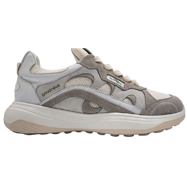Ein beige-grauer Sneaker mit weißer Sohle, Mesh- und Wildledereinsätzen, wellenförmigen Details und einem Good News-Branding an der Seite.
