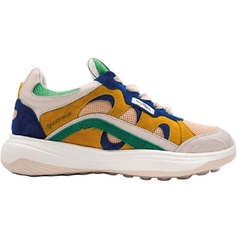 Ein farbenfroher Sneaker mit beigen, gelben, blauen und grünen Akzenten, weißen Schnürsenkeln und einer klobigen, weißen Sohle. Das Design mit wellenförmigen Mustern und Netzeinsätzen sorgt für einen sportlichen, modernen Look.